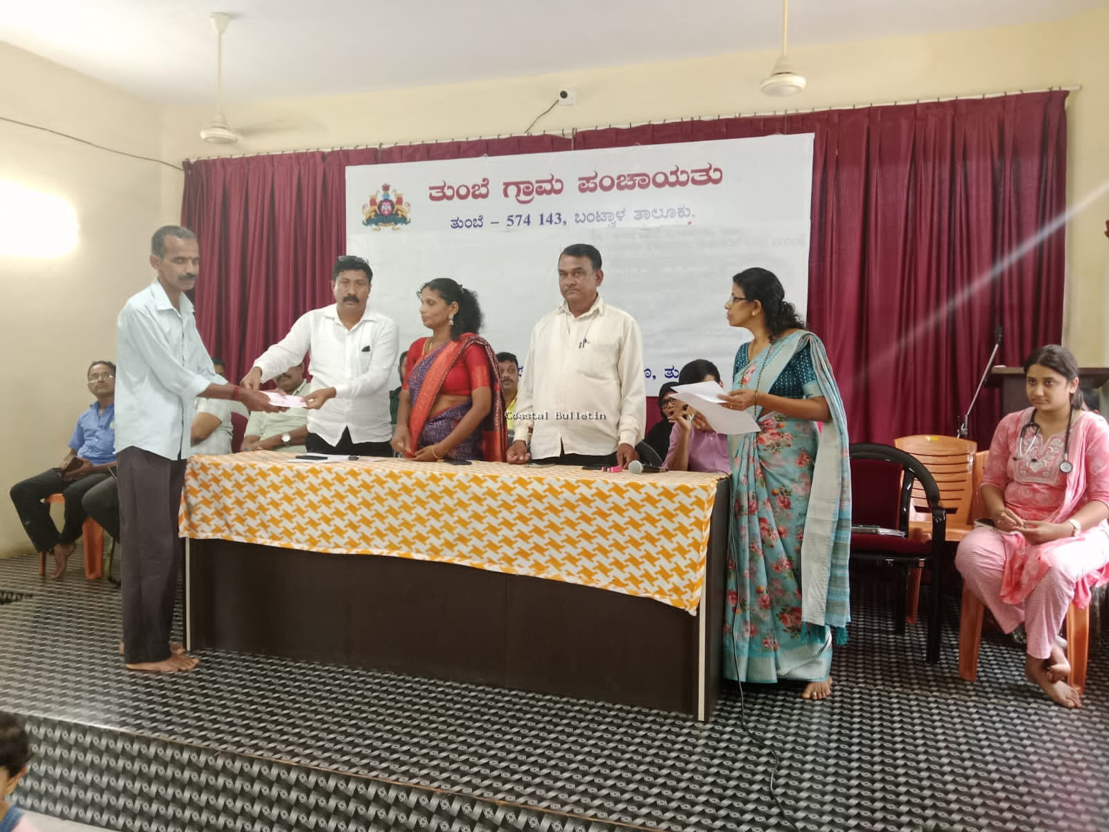 ತುಂಬೆ :ಗ್ರಾ ಪಂ ನಲ್ಲಿ ಪ್ರಕೃತಿ ವಿಕೋಪಕ್ಕೆ ತುತ್ತದ ಕುಟುಂಬಗಳಿಗೆ ಪರಿಹಾರ ಧನದ ಚೆಕ್ ವಿತರಣೆ.