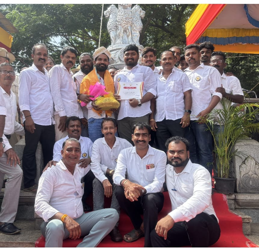 ನಾಯಿಲ: ಓಂ ಶ್ರೀ ಗೆಳೆಯರ ಬಳಗಕ್ಕೆ ಜಿಲ್ಲಾ ರಾಜ್ಯೋತ್ಸವ ಪ್ರಶಸ್ತಿ ಪ್ರದಾನ.