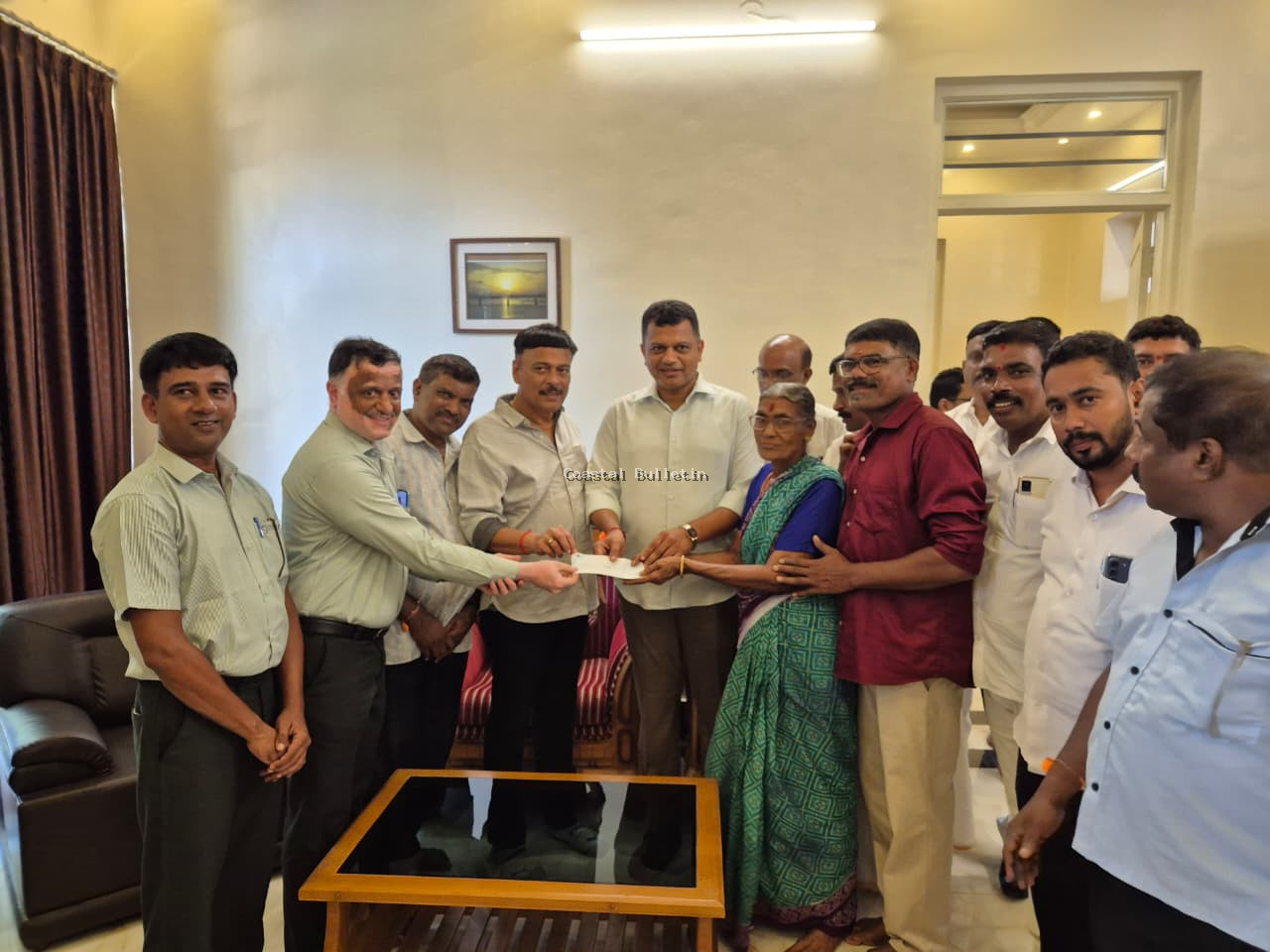 ಬಂಟ್ವಾಳ :ಮೃತ ಕೃಷ್ಣ ಕುಲಾಲ್ ಕುಟುಂಬಕ್ಕೆ&nbsp;&nbsp;ಪರಿಹಾರ ಹಸ್ತಾಂತರ.