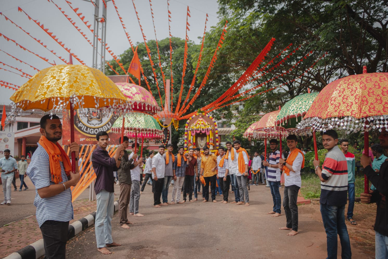 ಬೆಂಜನಪದವು :ಕೆನರಾ ಇಂಜಿನಿಯರಿಂಗ್ ಕಾಲೇಜಿನಲ್ಲಿ ಆಯುಧ ಪೂಜಾ ಸಂಭ್ರಮ. ಆಕರ್ಷಕ ಮೆರವಣಿಗೆ,ಗಮನ ಸೆಳೆದ ಮೈಸಾಸುರ ಮರ್ದಿನಿ ನೃತ್ಯರೂಪಕ, ಪಿಲಿ ಗೊಬ್ಬು.