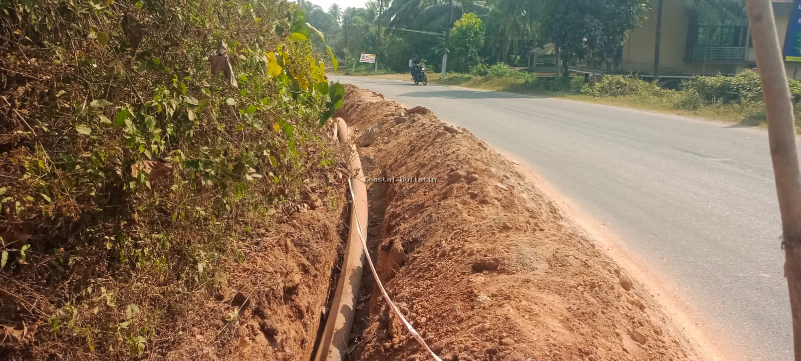 ಪೈಪ್&zwnj;ಲೈನ್ ಕಾಮಗಾರಿ ; ಡಾಮಾರ್ ರಸ್ತೆ ಡಮಾರ್ ಸಾವಿರಾರು ವಿದ್ಯಾರ್ಥಿಗಳಿಗೆ ನಡೆದಾಡಲು ಸಂಕಷ್ಟ