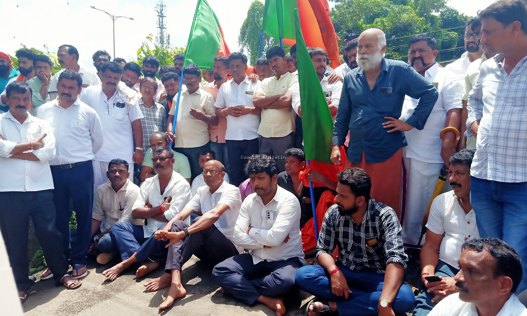 ಬಂಟ್ವಾಳ: ರಕ್ಷಿತಾರಣ್ಯದಿಂದ ಅಕ್ರಮ ಮರ ಸಾಗಾಟ ಆರೋಪ ಬಿಜೆಪಿ ಯುವ ಮೋರ್ಚಾ ಸದಸ್ಯರಿಂದ ಪ್ರತಿಭಟನೆ
