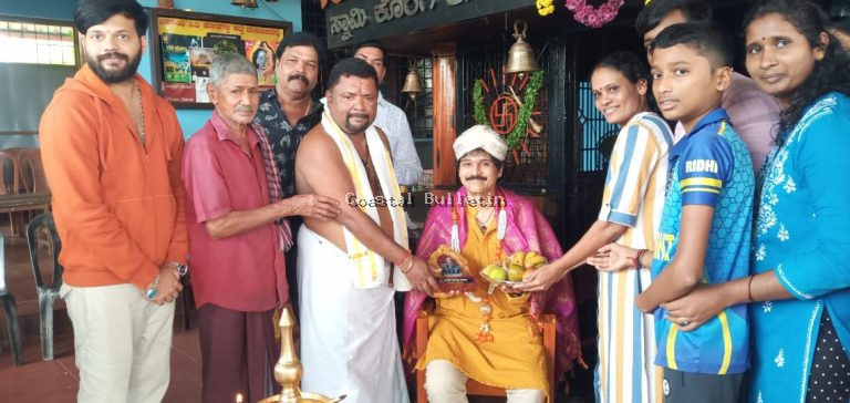 ಬೆಂಜನಪದವು: ಶ್ರೀ ಕೊರಗಜ್ಜ ಸನ್ನಿಧಿಗೆ ಖ್ಯಾತ ಹಿನ್ನಲೆ ಗಾಯಕ ರಾಜೆಶ್ ಕೃಷ್ಣನ್ ಭೇಟಿ    "ಕ್ಲಾಂತ" ಕನ್ನಡ ಚಿತ್ರದ ತುಳು ಧ್ವನಿಸುರುಳಿ ಬಿಡುಗಡೆ.