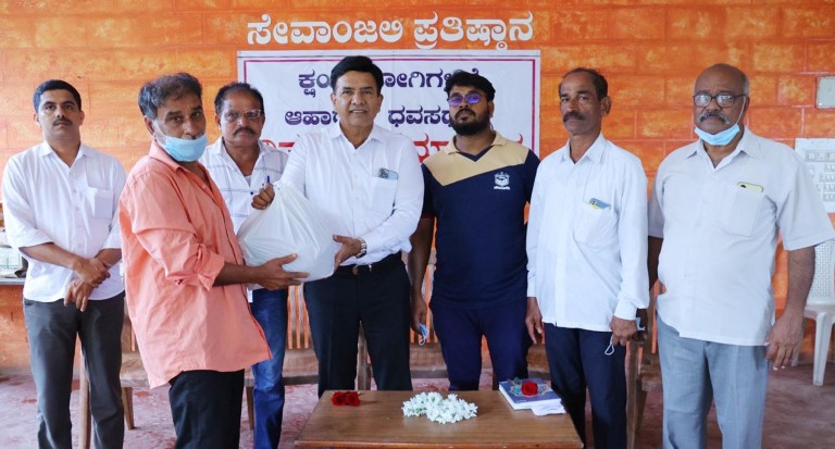 ಫರಂಗಿಪೇಟೆ : ಸೇವಾಂಂಜಲಿ ಪ್ರತಿಷ್ಠಾನದ ಆಶ್ರಯದಲ್ಲಿ ಅರ್ಹ ಕ್ಷಯ ರೋಗಿಗಳಿಗೆ ಪೌಷ್ಠಿಕ ಆಹಾರದ ಕಿಟ್ ವಿತರಣೆ&zwnj;.