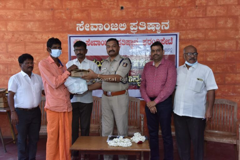 ಫರಂಗಿಪೇಟೆ : ಕ್ಷಯ ರೋಗಿಗಳಿಗೆ ದವಸಧಾನ್ಯಗಳ ಆಹಾರದ ಕಿಟ್ ವಿತರಣಾ ಕಾರ್ಯಕ್ರಮ.  ಸೇವಾಂಜಲಿಯ ನಿಸ್ವಾರ್ಥ ಸೇವೆ ಶ್ಲಾಘನೀಯ : ಡಿವೈಎಸ್ಪಿ ವಿಜಯ ಪ್ರಸಾದ್   ಕಳೆದ 26 ತಿಂಗಳಿನಿಂದ ಕ್ಷಯ ರೋಗಿಗಳಿಗೆ ಕಿಟ್ ವಿತರಣೆ:ಕೃಷ್ಣ ಕುಮಾರ್ ಪೂಂಜ