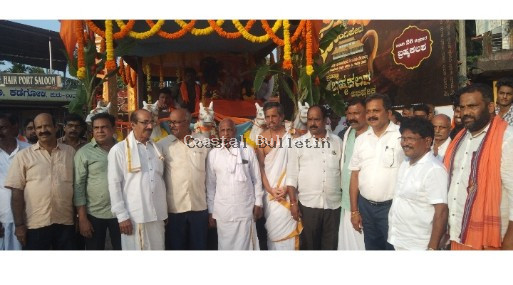 ಫರಂಗಿಪೇಟೆ :ಆಂಜನೇಯ ಹಾಗೂ ಗಣಪತಿ ದೇವರ ನೂತನ ವಿಗ್ರಹದ ಪುರಪ್ರವೇಶೋತ್ಸವ. ಭವ್ಯ ಶೋಭಾ ಯಾತ್ರೆ, ಚೆಂಡೆ,ತಾಲಿಮು,ಕುಣಿತ ಭಜನೆಯೊಂದಿಗೆ ಸಹಸ್ರಾರು ಭಗವದ್ಭಕ್ತರು ಭಾಗಿ.