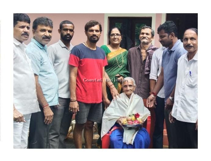ಕೊಡಂಬೆಟ್ಟು: ಗುರುಪೂರ್ಣಿಮಾ ಪ್ರಯುಕ್ತ ಪ್ರಸೂತಿ ತಜ್ಞೆ ವೆಂಕಮ್ಮರಿಗೆ ಬಿಜೆಪಿ ವತಿಯಿಂದ ಗೌರವರ್ಪಣೆ.