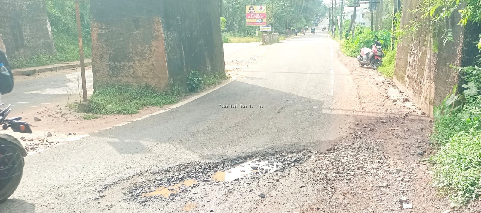 ಹದಗೆಟ್ಟಿದೆ ಬಿ.ಸಿ.ರೋಡ್ - ಕಲ್ಪನೆ - ಪೊಳಲಿ ರಸ್ತೆ, ಸಾರ್ವಜನಿಕರಿಗೂ ರಸ್ತೆ ಬದಿಯಲ್ಲಿ ನಡೆದಾಡಲು ಕಷ್ಟ.