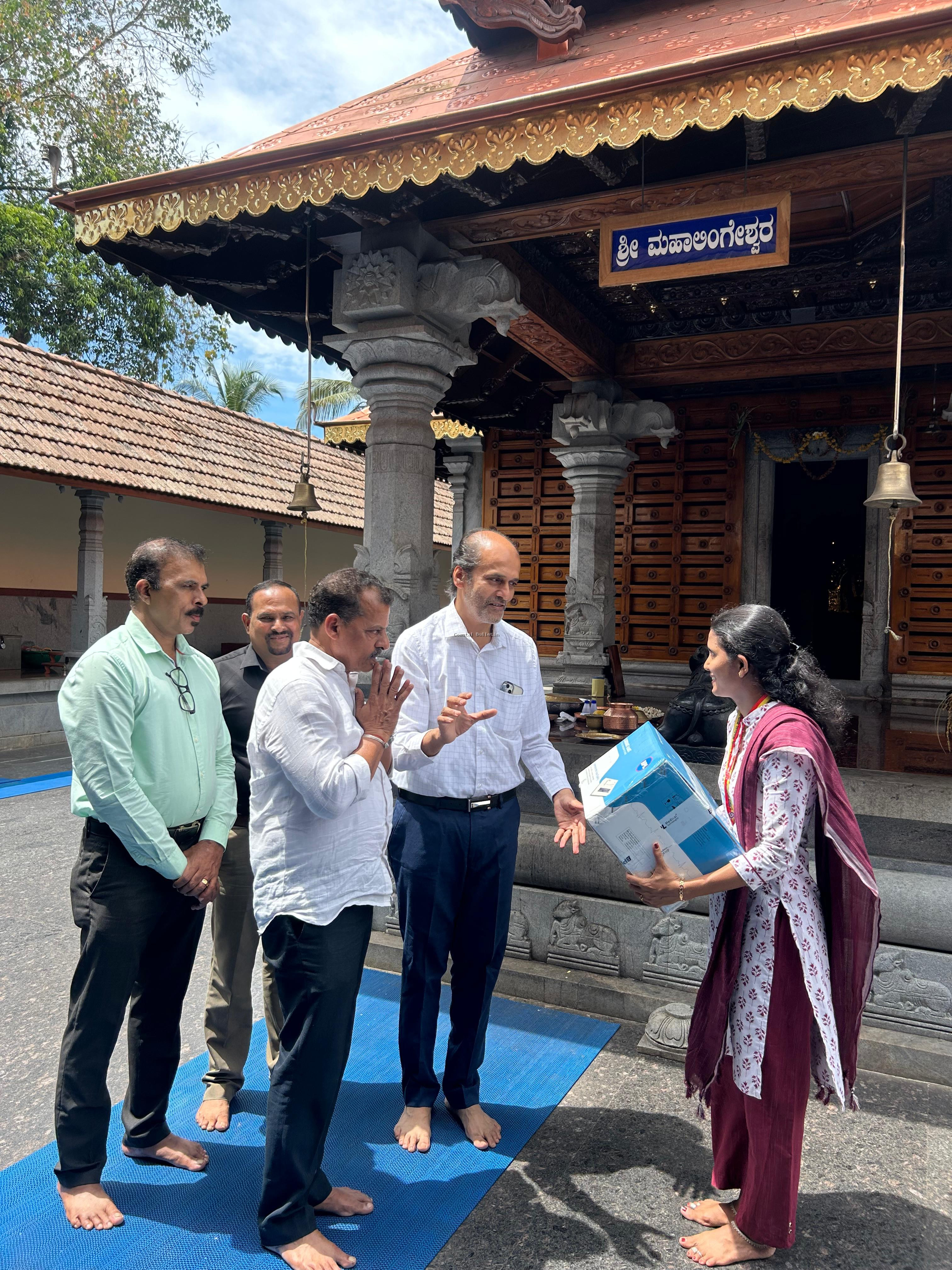 ತುಂಬೆ:ಶ್ರೀ ಮಹಾಲಿಂಗೇಶ್ವರ ಕ್ಷೇತ್ರಕ್ಕೆ ಖ್ಯಾತ ಹೃದ್ರೋಗ  ತಜ್ಞ ಡಾ ಪದ್ಮನಾಭ ಕಾಮತ್ ಭೇಟಿ.   ತುಂಬೆ ಹಾಗೂ ಪುದು ಉಪ ಅರೋಗ್ಯ ಕೇಂದ್ರಕ್ಕೆ   "ಇ ಸಿ ಜಿ" ಉಪಕರಣ ಕೊಡುಗೆ.