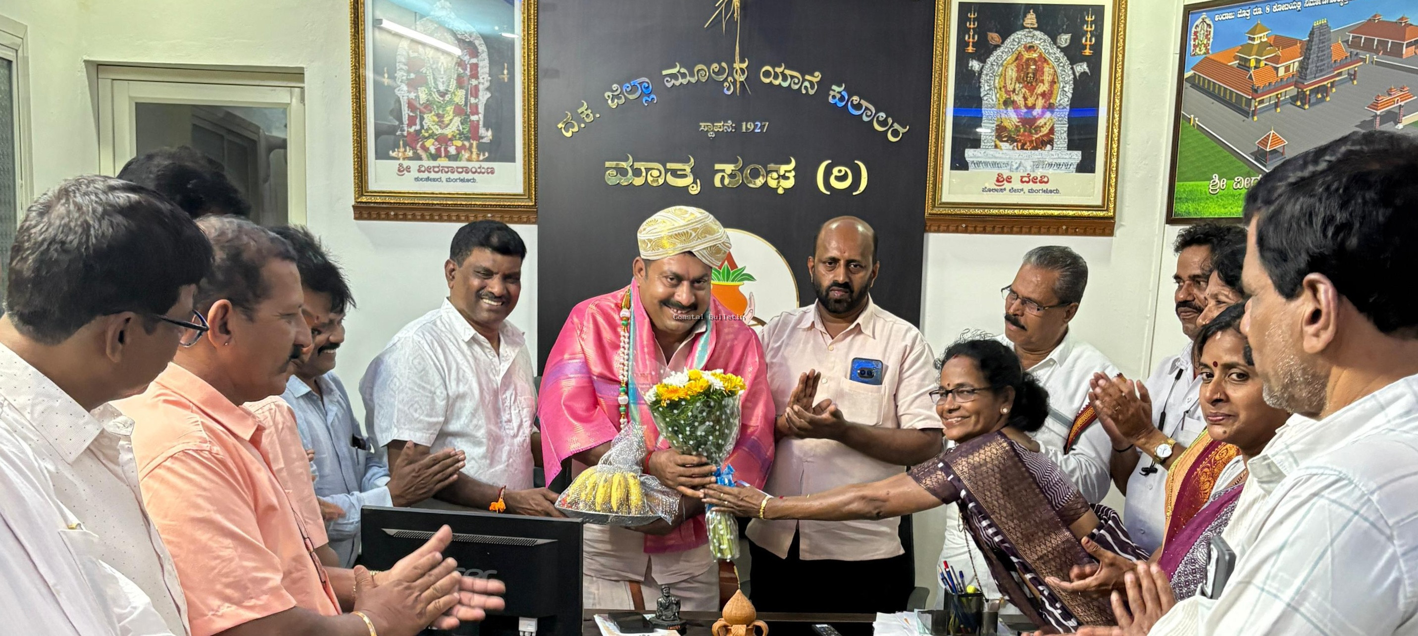 ದ ಕ ಜಿಲ್ಲಾ ಮೂಲ್ಯರ ಯಾನೆ ಕುಲಾಲರ ಮಾತೃ ಸಂಘದ ಪರವಾಗಿ ಅಧ್ಯಕ್ಷ ಮಯೂರ್ ಉಳ್ಳಾಲ್ ರವರಿಗೆ ಸನ್ಮಾನ