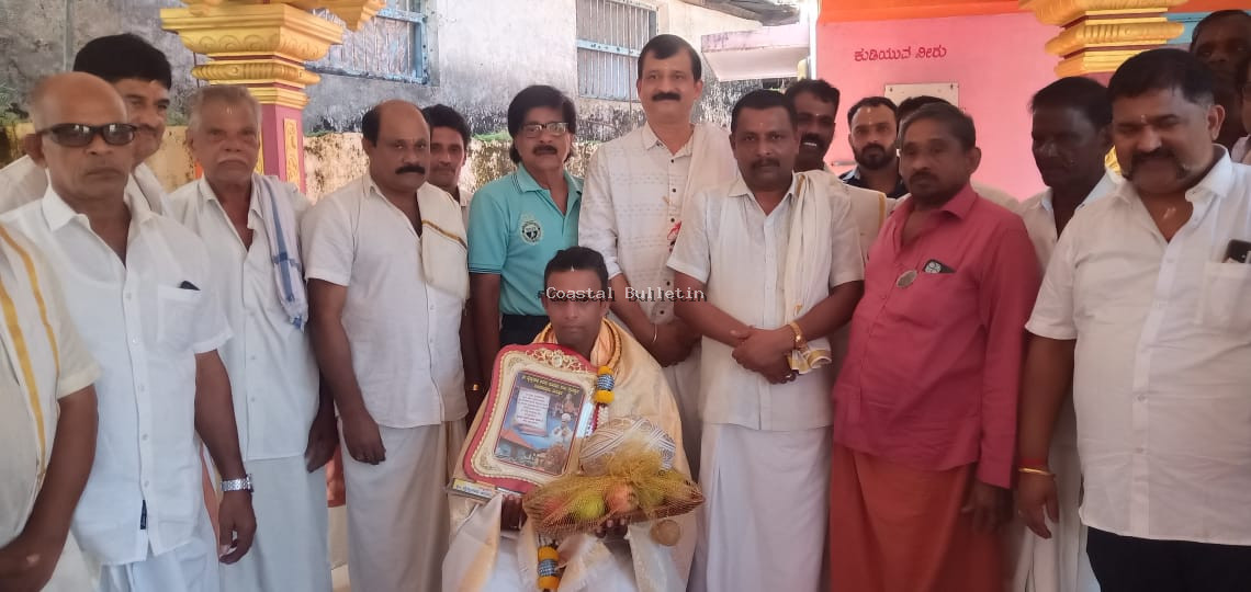 ನಂದನಹಿತ್ಲು:ದೈವಸ್ಥಾನಕ್ಕೆ ಕೊಡಿಮರ ಸಮರ್ಪಣೆ ಪೂರ್ವಭಾವಿ ಸಭೆ,  ಜಿಲ್ಲಾ ರಾಜ್ಯೋತ್ಸವ ಪ್ರಶಸ್ತಿ ಪುರಸ್ಕೃತ ದೈವನರ್ತಕ ಶೇಖರ ಪಂಬದಗೆ ಸನ್ಮಾನ.