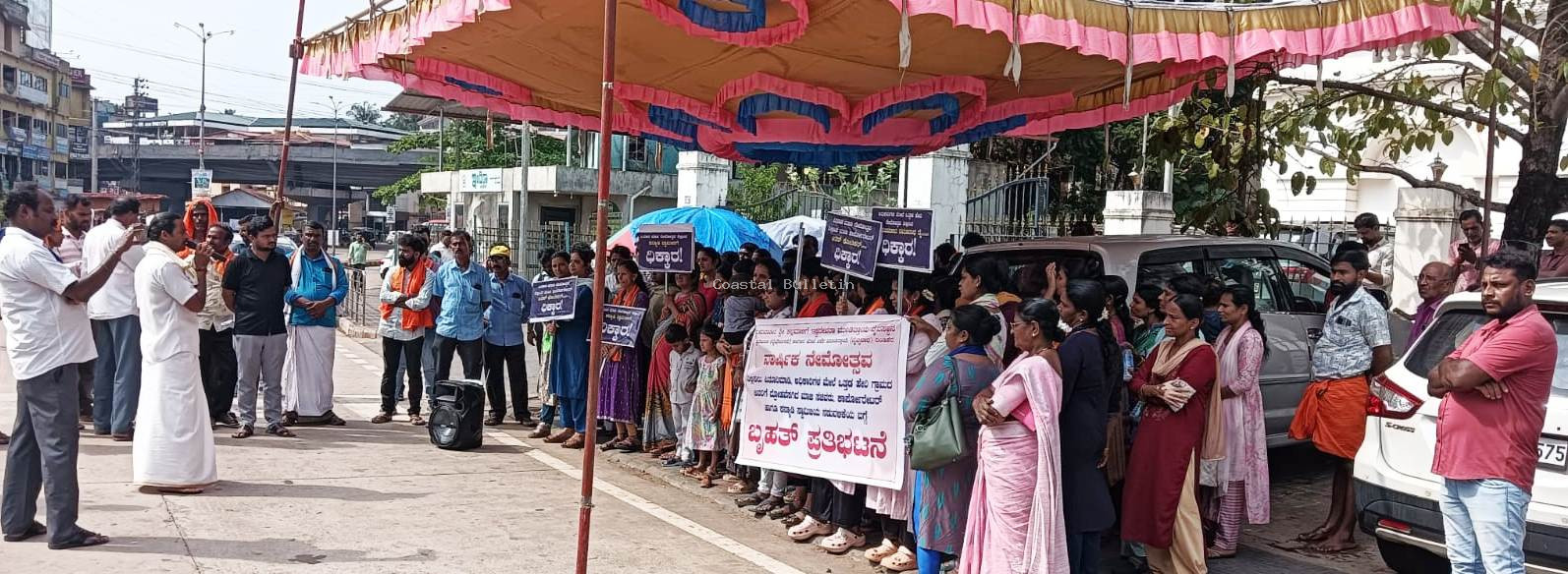 ಶಂಭೂರು: ಕಲ್ಲಮಾಳಿಗೆ ಇಷ್ಟದೇವತಾ ಮುಂಡಿತ್ತಾಯ ದೈವಸ್ಥಾನ.  ನೇಮೋತ್ಸವಕ್ಕೆ ರಾಜಕೀಯ ಪೇರಿತ ಅಡ್ಡಿ ವಿರುದ್ಧ ಗ್ರಾಮಸ್ಥರ ಪ್ರತಿಭಟನೆ, ಆಕ್ರೋಶ.