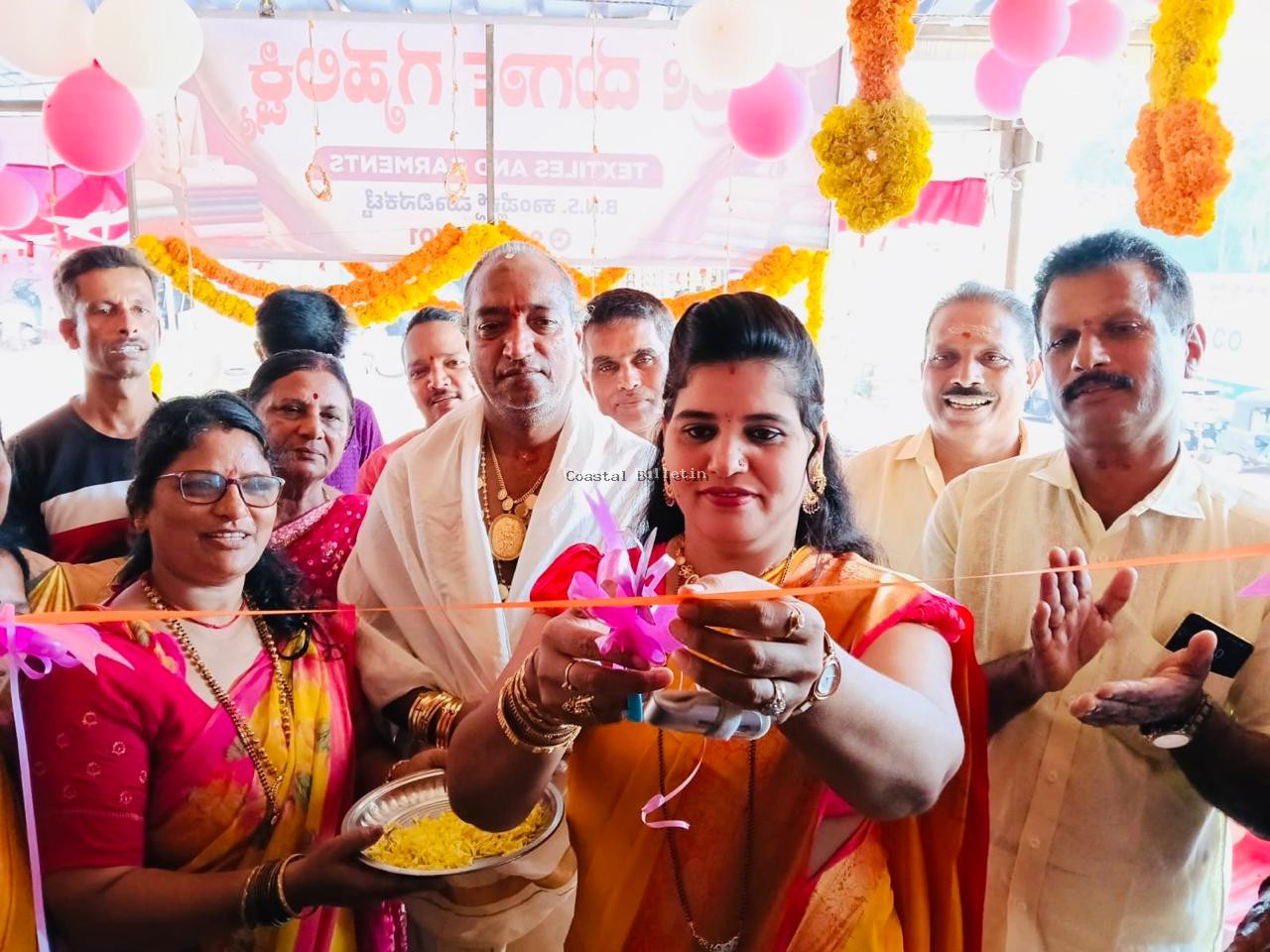 ಗೃಹಲಕ್ಷ್ಮೀ ಹಣಕ್ಕೆ ಉದ್ಯಮದ ರೂಪ: ಮಾವಿನಕಟ್ಟೆ: ಶ್ರೀ ದುರ್ಗಾ ಗೃಹಲಕ್ಷ್ಮೀ ವಸ್ತ್ರ ಮಳಿಗೆ ಶುಭಾರಂಭ.  ಗೃಹಲಕ್ಷ್ಮೀ ಯೋಜನೆಯಿಂದ ಮಹಿಳೆಯರಿಗೆ ಆರ್ಥಿಕ ಸ್ವಾವಲಂಬನೆ: ಶೈಲಜಾ ರಾಜೇಶ್