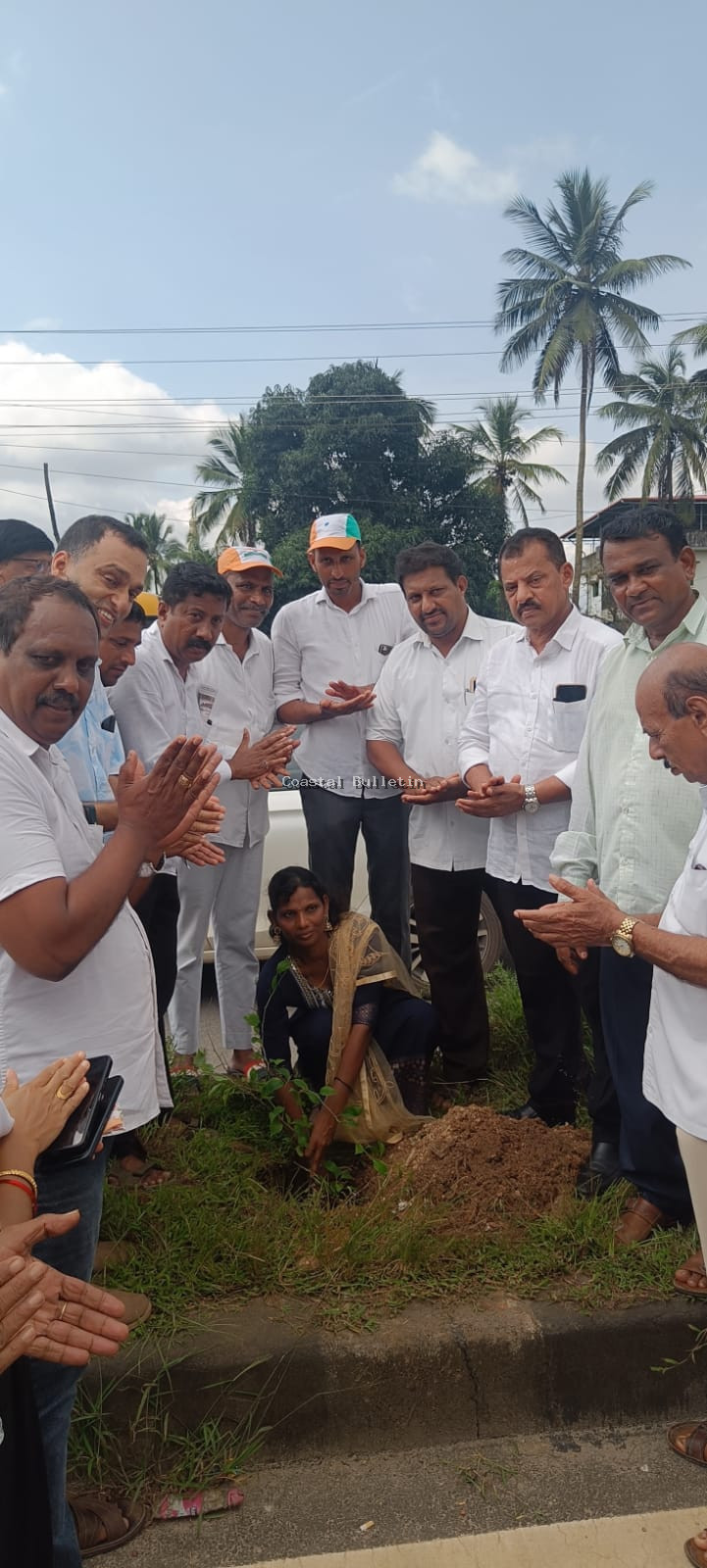 ತುಂಬೆ :ಗ್ರಾ ಪಂ ವ್ಯಾಪ್ತಿಯಲ್ಲಿ ಅಂತರಾಷ್ಟೀಯ ಪ್ರಜಾಪ್ರಭುತ್ವ ದಿನದ ಪ್ರಯುಕ್ತ ಮಾನವ ಸರಪಳಿ ಹಾಗೂ ಸಸಿ ನೆಡುವ ಕಾರ್ಯಕ್ರಮ