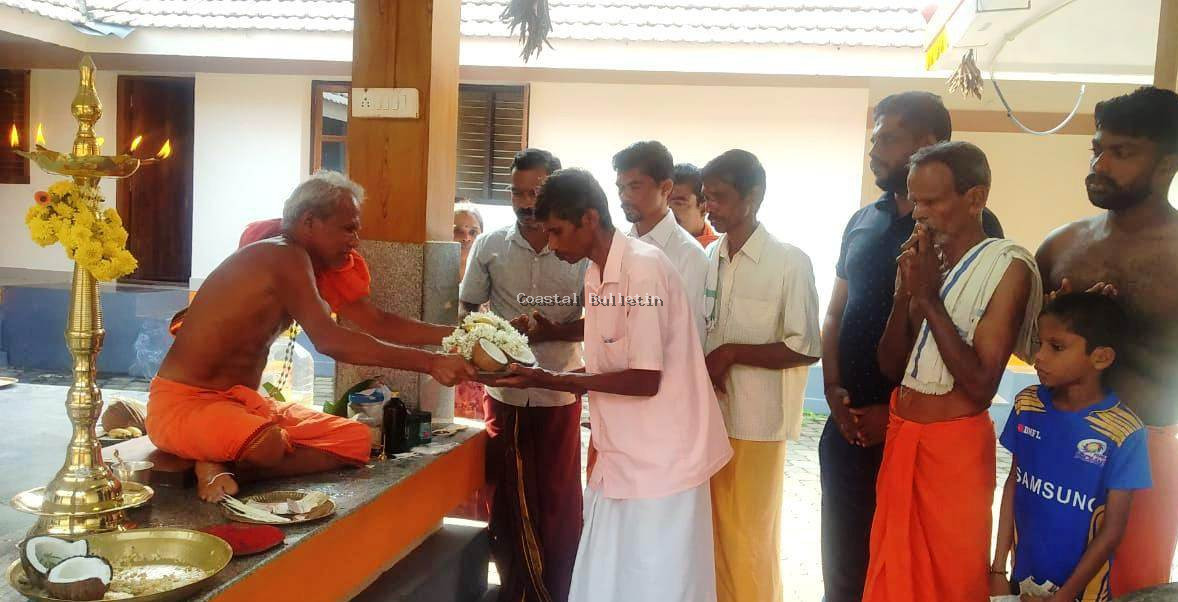 ಪಿಲಿಂಗಾಲು: ಶ್ರೀ ಗಾಯತ್ರಿ ದೇವಿ ದೇವಸ್ಥಾನಕ್ಕೆ   ತಾಮ್ರದ ದೀಪ ಸಮರ್ಪಣೆ.