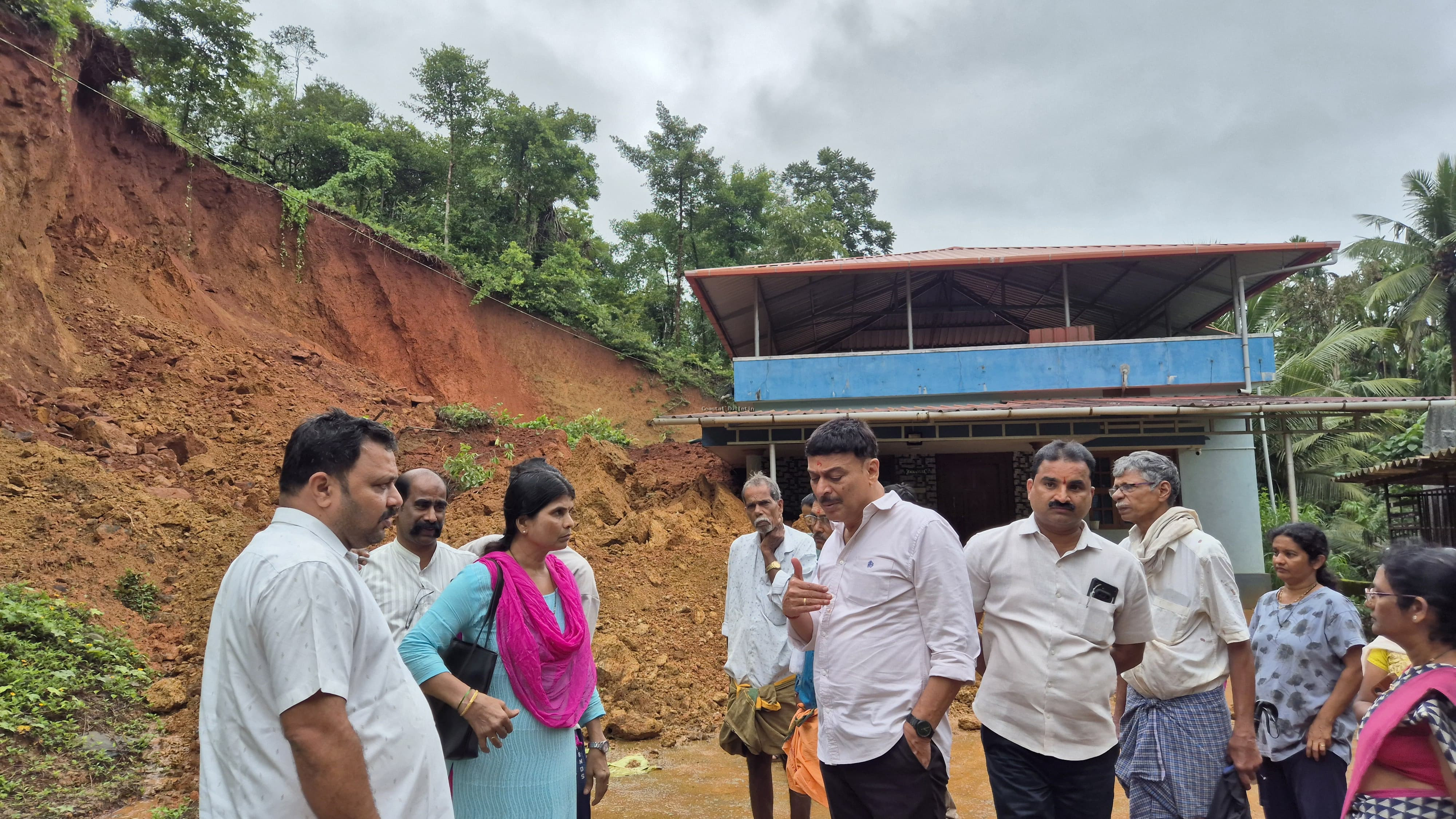 ಅಮ್ಟಾಡಿ:ಗುಡ್ಡ ಕುಸಿದು ಮನೆ ಸಂಪೂರ್ಣ ಹಾನಿ: ಘಟನಾ ಸ್ಥಳಕ್ಕೆ ಶಾಸಕರಾದ ರಾಜೇಶ್ ನ್ಯಾಕ್ ಭೇಟಿ