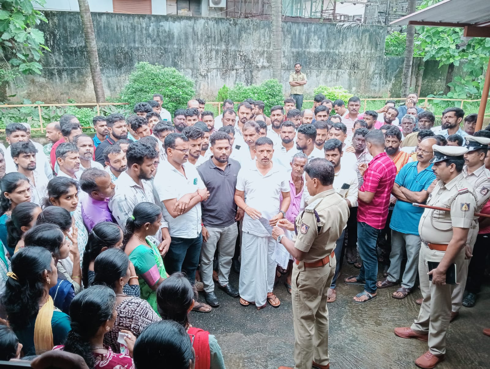 ಅಮಾಯಕ ಯುವತಿ ಲಾವಣ್ಯ ಭೀಕರ ಹತ್ಯೆ ಪ್ರಕರಣ : ಆರೋಪಿಗೆ ಗಲ್ಲುಶಿಕ್ಷೆಗಾಗಿ ಕಾನೂನಿನ ಪ್ರಕಾರ ಅಗತ್ಯ ಕ್ರಮ ಕೈಗೊಳ್ಳಿ.  ಉಳಿ ಗ್ರಾಮಸ್ಥರಿಂದ&nbsp;&nbsp;ಜಿಲ್ಲಾ ಆಡಿಸನಲ್ಎಸ್ಪಿ ಗೆ ಮನವಿ.