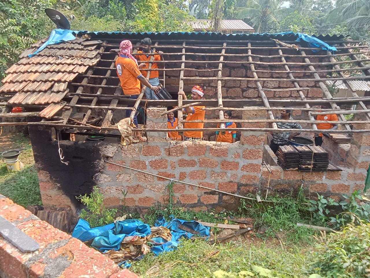 ಕಲ್ಲಡ್ಕ :ವಿದ್ಯುತ್ ಅವಘಡದಲ್ಲಿ ಹಾನಿಯಾದ ಮನೆಯಲ್ಲಿ  ಶೌರ್ಯ ವಿಪತ್ತು ನಿರ್ವಹಣಾ ತಂಡದ ಶ್ರಮದಾನ.