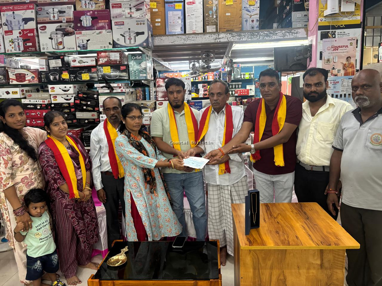 ಪಾಣೆಮಂಗಳೂರು: ಶ್ರೀ ಎಲೆಕ್ಟ್ರಾನಿಕ್ಸ್ ಮತ್ತು ಫರ್ನಿಚರ್ ಲಕ್ಕಿ ಸ್ಕೀಮ್&nbsp;&nbsp;9ನೇ ಅವೃತಿಯ ಕೊನೆಯ ಡ್ರಾ ಕಾರ್ಯಕ್ರಮ. ಬಡ ಕುಟುಂಬಕ್ಕೆ ಮನೆ ನಿರ್ಮಾಣಕ್ಕೆ ಧನ ಸಹಾಯ ಹಸ್ತಾಂತರ