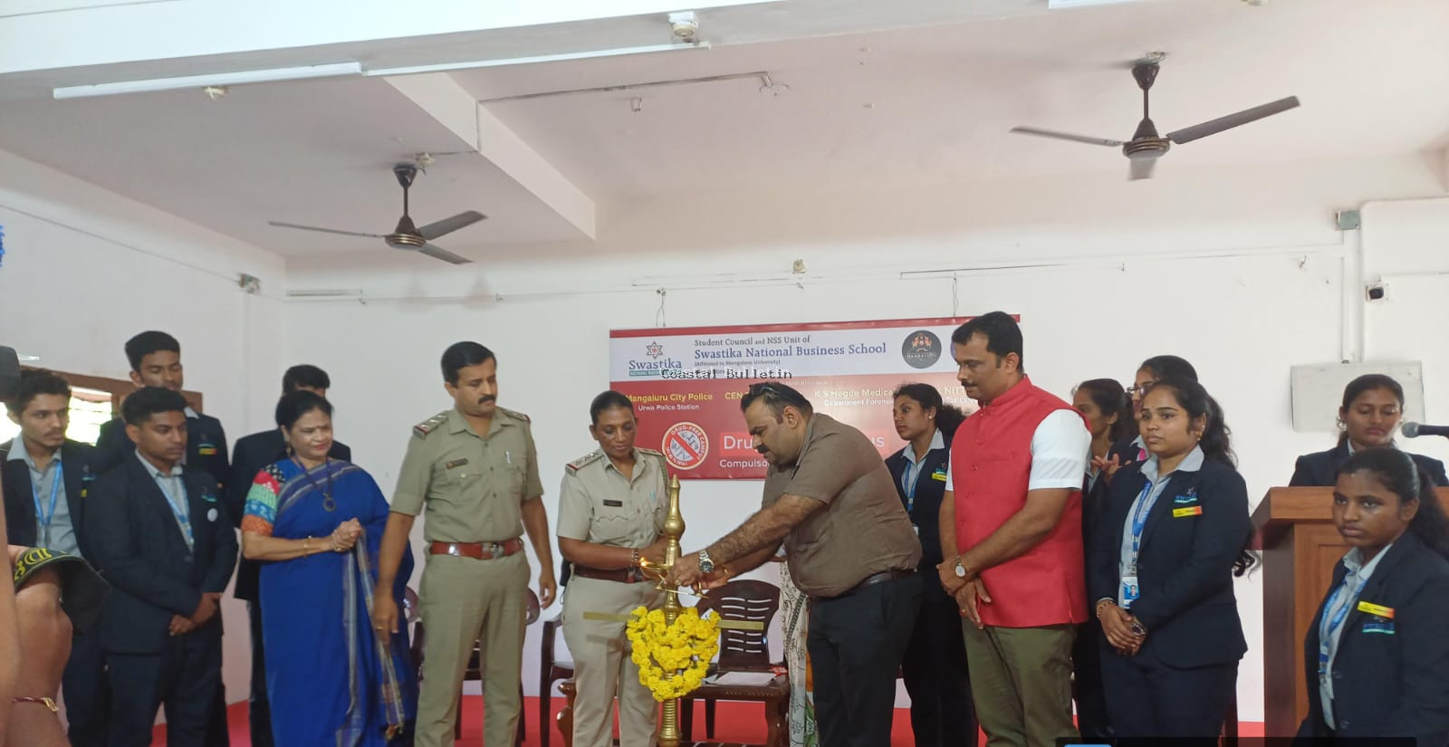 ಊರ್ವಸ್ಟೋರ್ :ಸ್ವಸ್ತಿಕಾ ವಿದ್ಯಾಸಂಸ್ಥೆಯಲ್ಲಿ 'ಡ್ರಗ್ಸ್ ಫ್ರೀ ಕ್ಯಾಂಪಸ್' ಅಭಿಯಾನಕ್ಕೆ ಚಾಲನೆ .  ಡ್ರಗ್ಸ್ ಬಗ್ಗೆ ವಿದ್ಯಾರ್ಥಿಗಳ ಮೂಲಕ ಅರಿವು ಮೂಡಿಸುವ ಕಾರ್ಯ ಶ್ಲಾಘನೀಯ : ಸತೀಶ್ ಎನ್