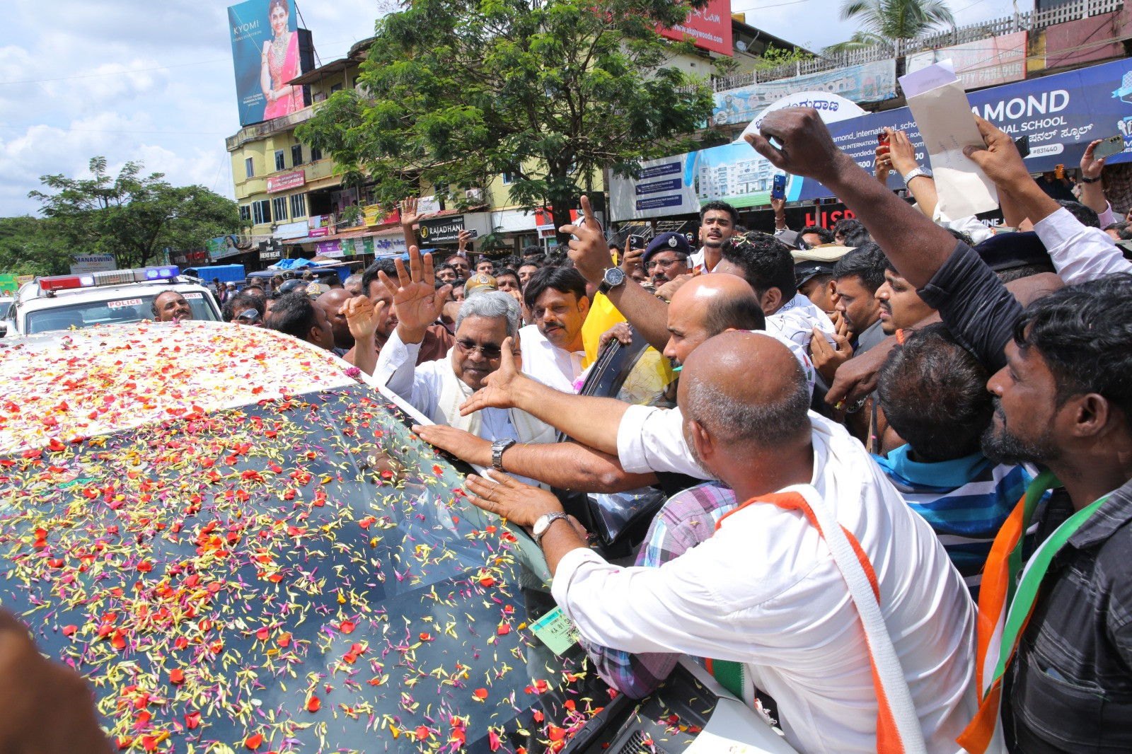 ಫರಂಗಿಪೇಟೆಯಲ್ಲಿ ಸಿಎಂ ಸಿದ್ದರಾಮಯ್ಯರಿಗೆ ಕಾಂಗ್ರೆಸ್ ಕಾರ್ಯಕರ್ತರಿಂದ ಭವ್ಯ ಸ್ವಾಗತ 