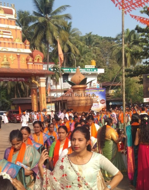 ಫರಂಗಿಪೇಟೆ: ಶ್ರೀ ಆಂಜನೇಯ ದೇವಸ್ಥಾನ. ಆಕರ್ಷಣೆ ಹಸಿರುವಾಣಿ ಹೊರೆ ಕಾಣಿಕೆ  ಮೆರವಣಿಗೆ.ಆಕರ್ಷಕ ಭವ್ಯ ಶೋಭಯಾತ್ರೆ100ಕ್ಕೂ ಮಿಕ್ಕಿ ಹೊರೆ ಕಾಣಿಕೆಯ ವಾಹನಗಳು, 15ಸಾವಿರಕ್ಕೋ  ಅಧಿಕ ಹನುಮ ಭಕ್ತರು ಭಾಗಿ.