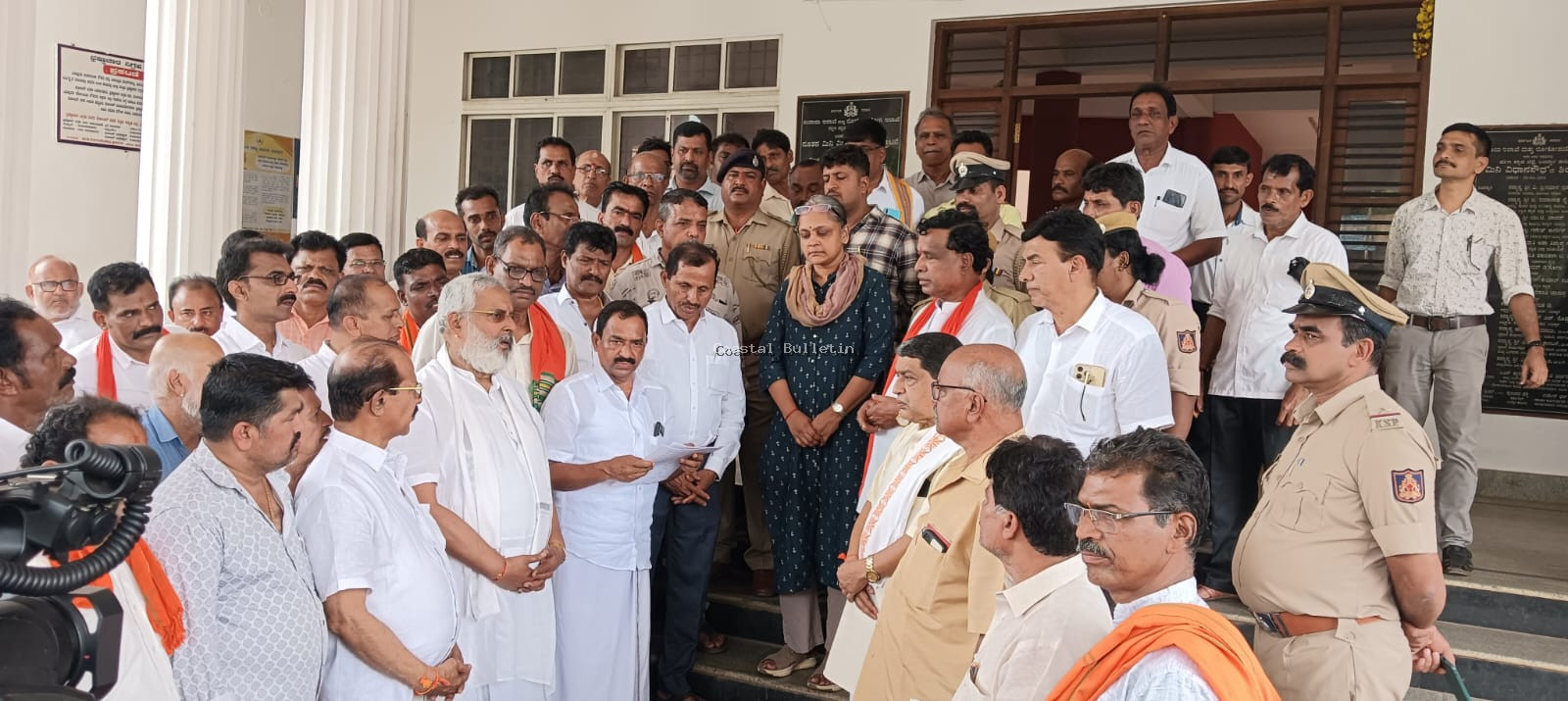 ಬಿ.ಸಿ.ರೋಡ್:ಧರ್ಮಸ್ಥಳ ವಿರುದ್ಧ ಅಪಪ್ರಚಾರಕ್ಕೆ ಆಕ್ರೋಶ, ಬೃಹತ್ ಜನಾಗ್ರಹ ಸಭೆ   ಮುಸುಕುಧಾರಿಯನ್ನು ಕೂಡಲೇ ಜನತೆಯ ಮುಂದಿಡಬೇಕು: ಉಜಿರೆ ಅಶೋಕ ಭಟ್