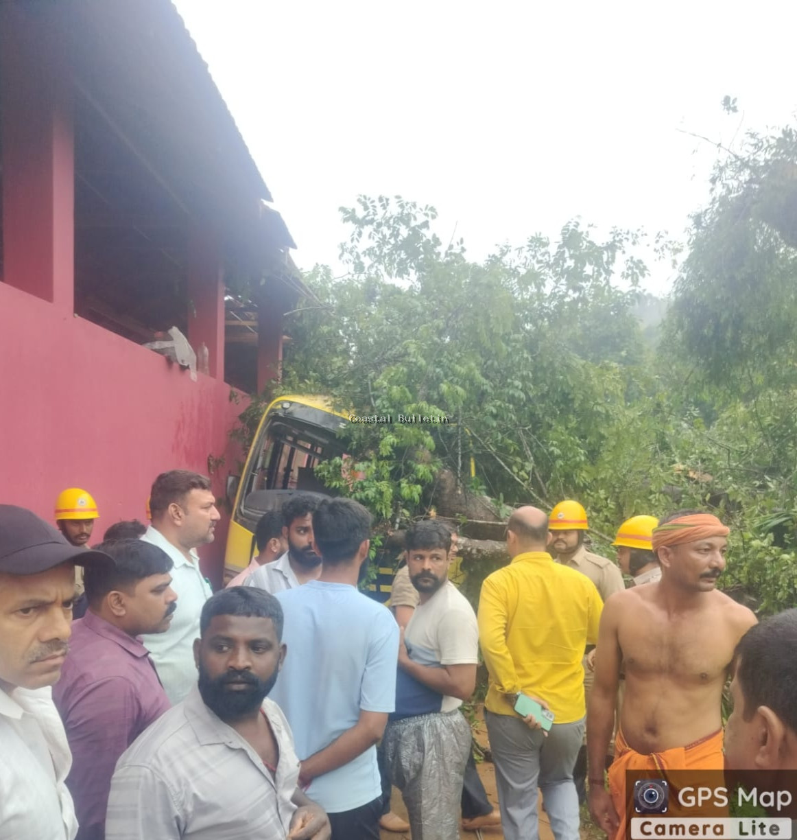 ಬರಿಮಾರು :ಶಾಲಾ ಬಸ್ಸಿಗೆ ಮರ ಬಿದ್ದು ಓರ್ವ ವಿದ್ಯಾರ್ಥಿನಿ ಮೃತ್ಯು, ಇಬ್ಬರಿಗೆ ಗಾಯ.