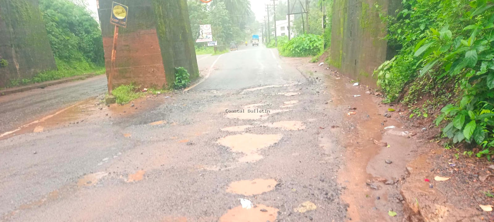 ಮೊಡಂಕಾಪು ರೈಲ್ವೇ ಬ್ರಿಡ್ಜ್ ಕೆಲ ರಸ್ತೆಯಲ್ಲಿರುವ ಹೊಂಡಗಳಿಗೆ ಮುಕ್ತಿ ಯಾವಾಗ ?