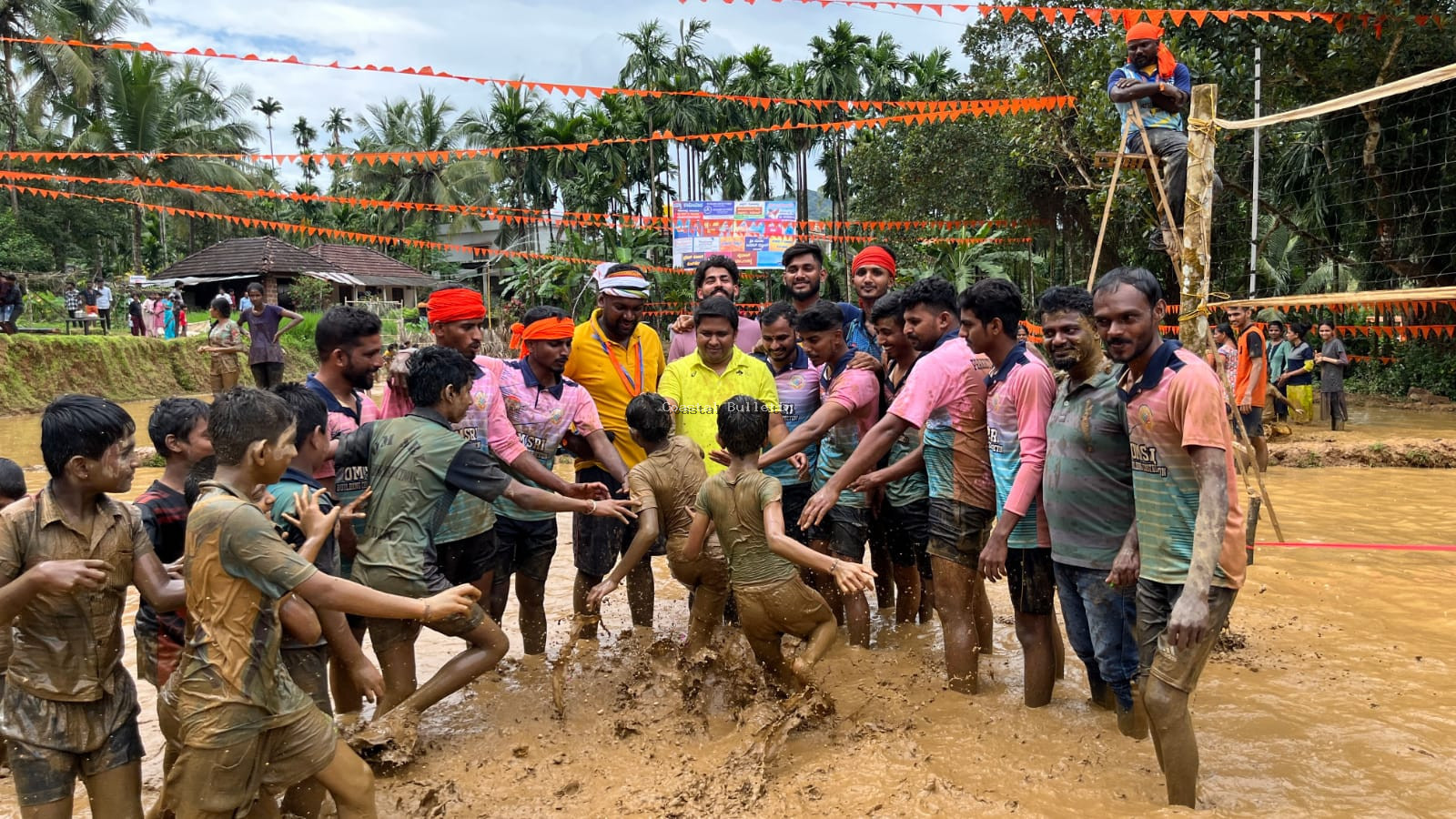 ಮಕ್ಕಳೊಂದಿಗೆ ಕೆಸರು ಗದ್ದೆಯಲ್ಲಿ ಆಟವಾಡಿ ಸಂಭ್ರಮಿಸಿದ ಜಿಲ್ಲಾಧಿಕಾರಿ ಮುಲೈ ಮುಗಿಲನ್