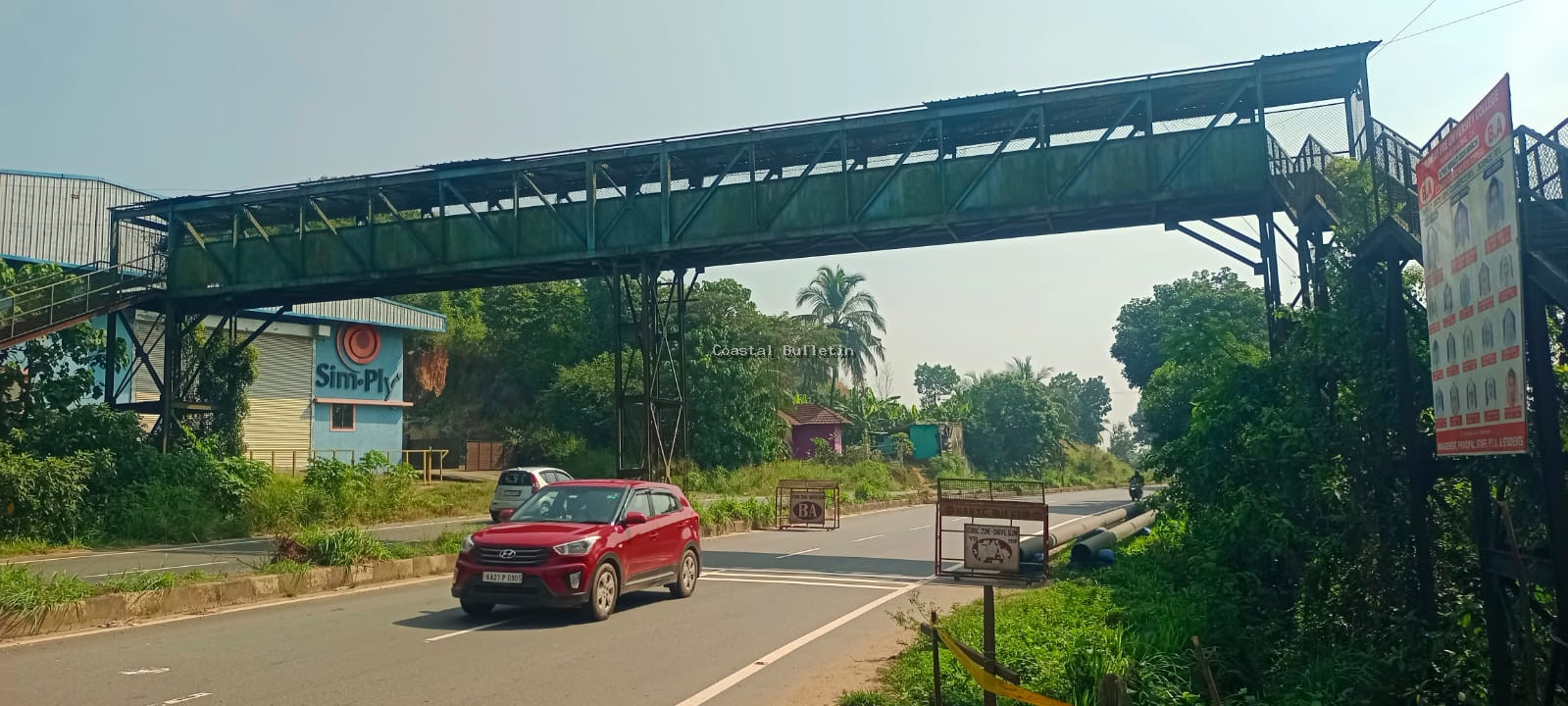 ತುಕ್ಕು ಹಿಡಿದ ಕಬ್ಬಿಣದ ಸರಳುಗಳು, ಗಾಳಿಗೆ ಹಾರಿ ಹೋಗಿರುವ ಚಾವಣಿ ಶೀಟುಗಳು,   ನಿರ್ವಹಣೆ ಇಲ್ಲದೆ ಸೊರಗುತಿದೆ  ತುಂಬೆಯಲ್ಲಿ ನಿರ್ಮಿಸಿರುವ ಓವರ್ ಬ್ರಿಡ್ಜ್&zwnj;.