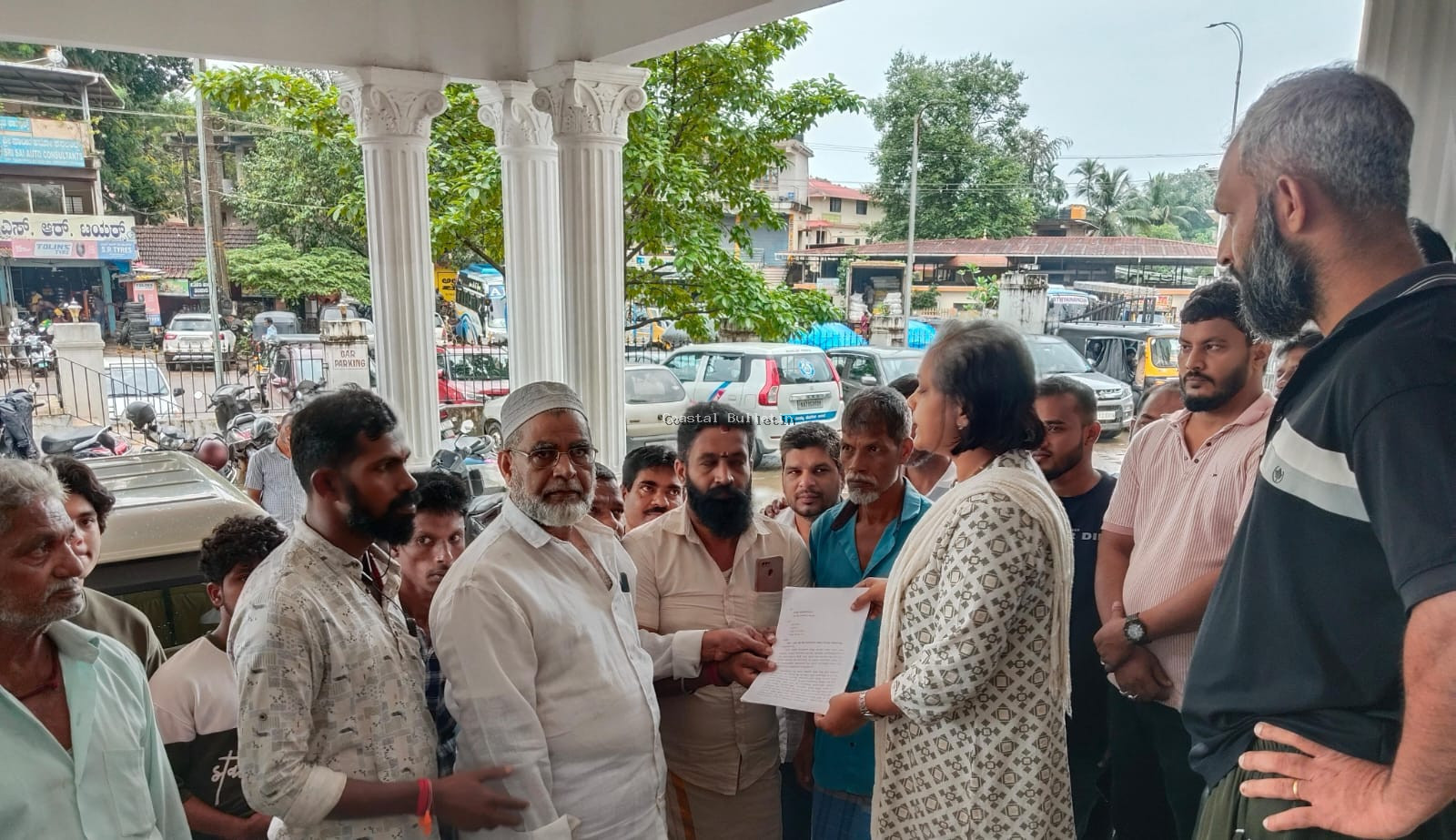 ಪಲ್ಲಮಜಲು :ಅಕ್ರಮ ಕಪ್ಪು ಕಲ್ಲು ಗಣಿಕಾರಿಕೆ ನಿಲ್ಲಿಸುವಂತೆ ತಹಶಿಲ್ದಾರ್ ರಿಗೆ ಗ್ರಾಮಸ್ಥರಿಂದ ಮನವಿ
