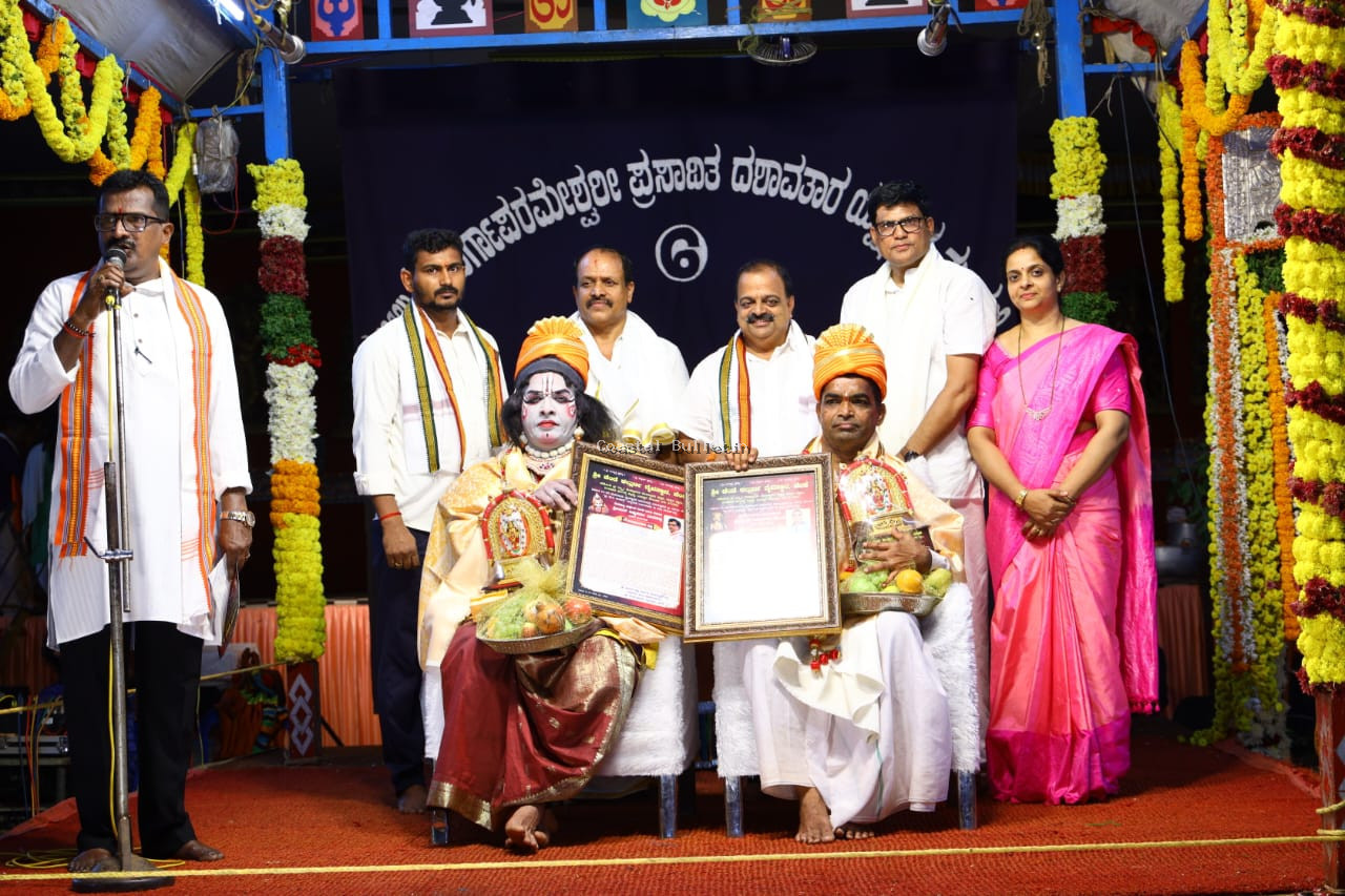 ಚೆಂಡೆ :ಹಿರಿಯ ಯಕ್ಷಗಾನ ಕಲಾವಿದರಾದ ವಿಷ್ಣುಶರ್ಮ ವಾಟೆಪಡ್ಪು ಹಾಗೂ ಚಂದ್ರಹಾಸ ತುಂಬೆ ಇವರಿಗೆ ಸನ್ಮಾನ.
