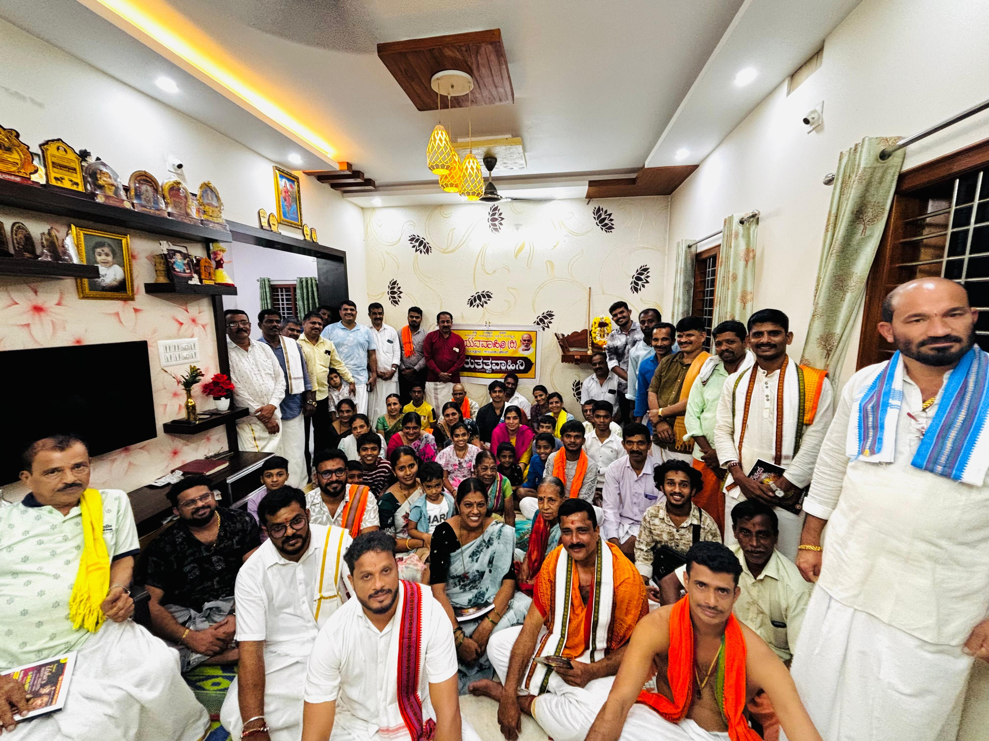ಕುಮ್ಡೇಲ್ :ಯುವವಾಹಿನಿ ಅಶ್ರಯದಲ್ಲಿ ಗುರುತತ್ವವಾಹಿನಿ ಭಜನಾ ಸಂಕೀರ್ತನೆ.   ದೇವಾಲಯದ ಜತೆ ವಿದ್ಯಾಲಯ ನಾರಾಯಣಗುರುಗಳ ಧ್ಯೇಯವಾಗಿತ್ತು : ರಾಜೇಶ್ ಅಮ್ಟೂರು