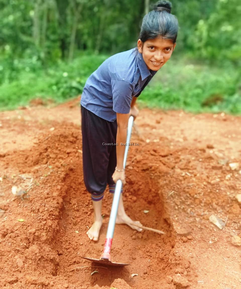 ಮೊಡಂಕಾಪು: ಗಮನ ಸೆಳೆದ ವಿದ್ಯಾರ್ಥಿನಿಯರ 'ಇಂಗು ಗುಂಡಿ ಸ್ಪರ್ಧೆ.'  ಪ್ರತೀ ವರ್ಷ ಜಲ ಸಾಕ್ಷರತೆ ಪಾಠ