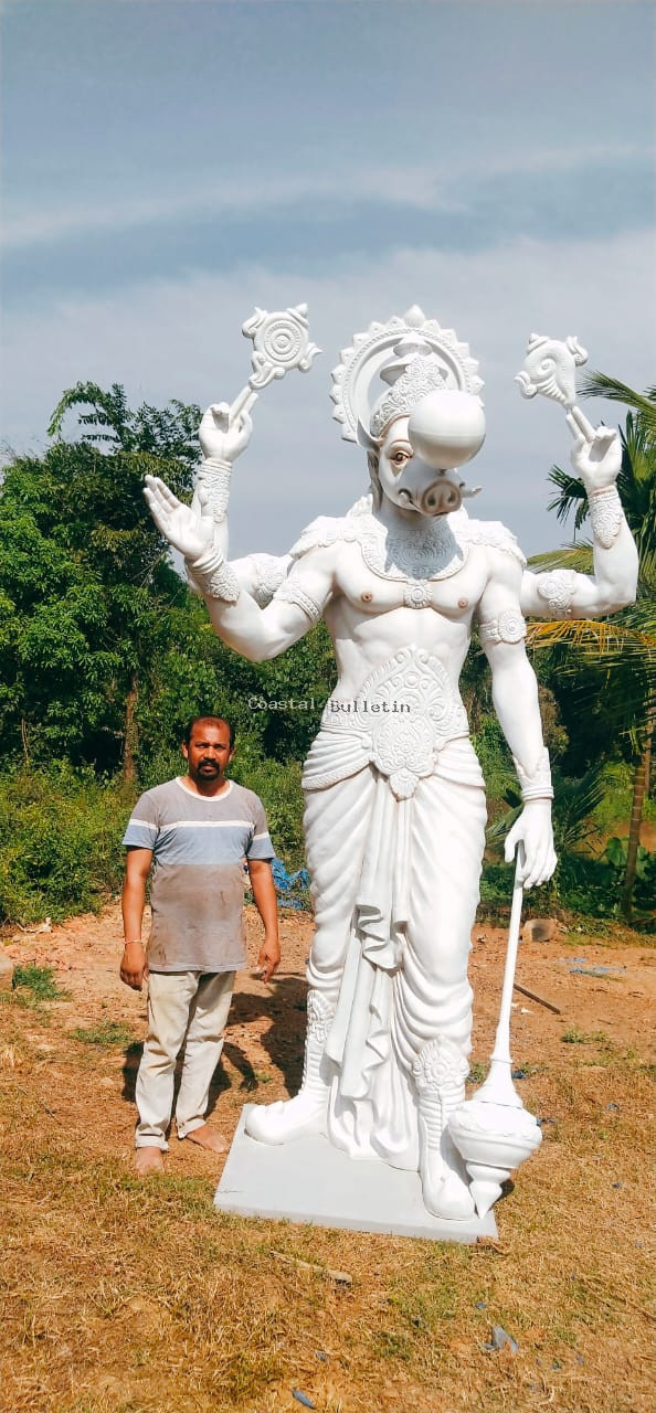 ಕಲಾವಿದ ಮನೋಜ್ ಕನಪಾಡಿ ಕೈಚಳಕದಲ್ಲಿ ಮೂಡಿಬಂತು ಬೃಹತ್ ಶ್ರೀ ಭೂವರಹ ಸ್ವಾಮಿ ಫೈಬರ್ ಕಲಾಕೃತಿ.