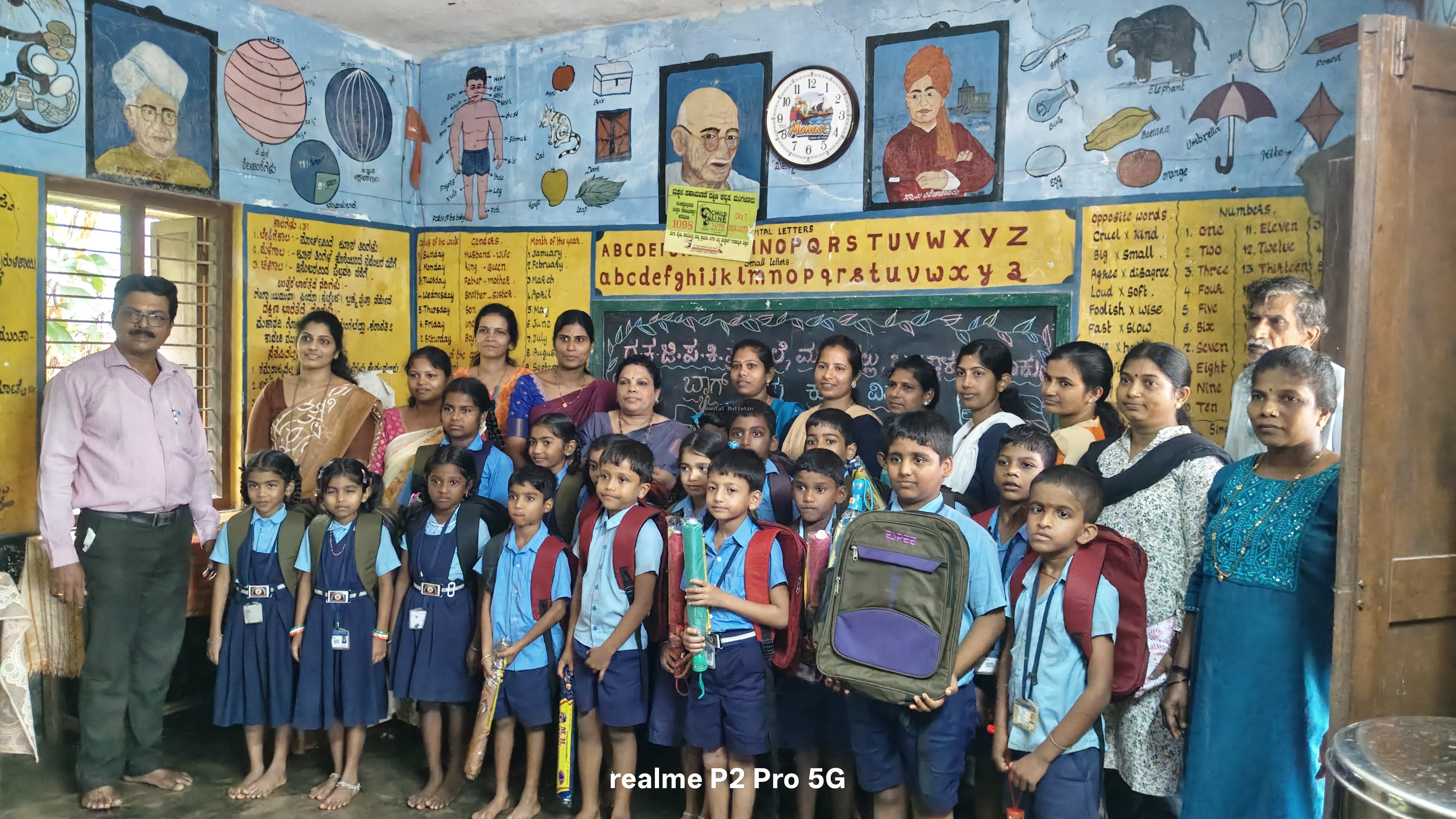 ಮಂಚಕಲ್ಲು: ಸರ್ಕಾರಿ ಕಿರಿಯ ಪ್ರಾಥಮಿಕ ಶಾಲೆ ಉಚಿತ ಬ್ಯಾಗ್, ಕೊಡೆ ವಿತರಣೆ.  ಮಕ್ಕಳಿಗೆ ಸ್ಪರ್ಧಾತ್ಮಕ ಪರೀಕ್ಷೆಗಳ ಬಗ್ಗೆ ಸೂಕ್ತ ಮಾರ್ಗದರ್ಶನ ಅಗತ್ಯ: ಶೋಭಲತಾ ಸುವರ್ಣ