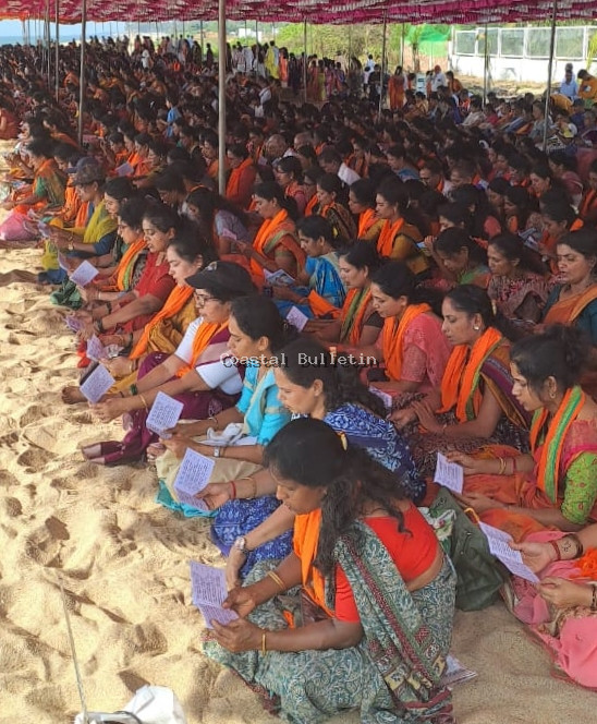 ಸೋಮೇಶ್ವರದಲ್ಲಿ ಶ್ರೀ ವಿಷ್ಣು ಸಹಸ್ರನಾಮ ಸ್ತೋತ್ರ ಪಠಣ. ಮೂರುಸಾವಿರಕ್ಕೂ ಹೆಚ್ಚು ಮಂದಿ ಸಾಮೂಹಿಕ ಪ್ರಾರ್ಥನೆ.