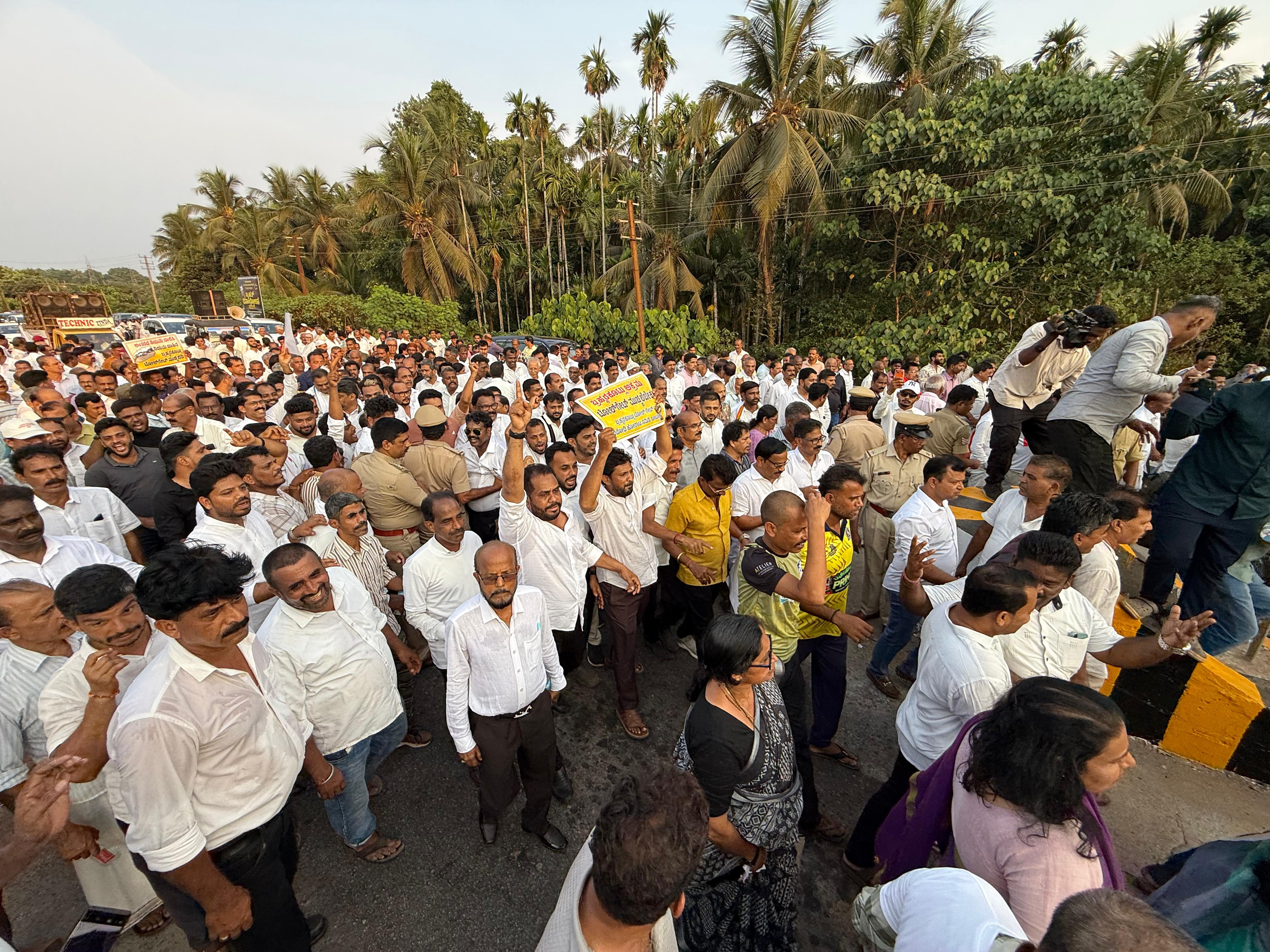 ಬ್ರಹ್ಮರ ಕೊಟ್ಲು ಟೋಲ್ ಗೇಟ್ ತೆರವಿಗೆ ಜನಾಂದೋಲನ ನಡಿಗೆ  ಇಂದು ತಾತ್ಕಾಲಿಕ ಬಂದ್ ಮುಂದೆ ಶಾಶ್ವತ ಬಂದ್ :ಮುನೀರ್ ಕಾಟಿಪಳ್ಳ