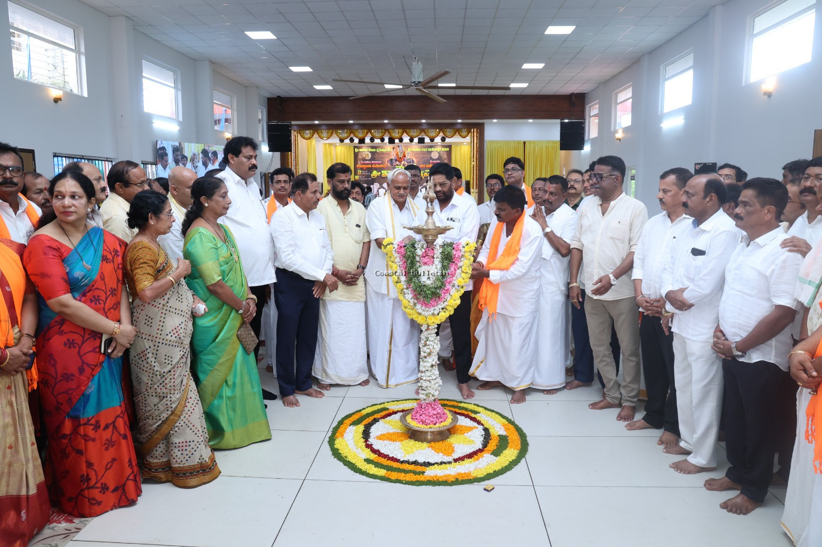 ತುಂಬೆ: ಶ್ರೀ ಶಾರದಾ ಸಮುದಾಯ ಭವನ ಲೋಕಾರ್ಪಣಾ ಕಾರ್ಯಕ್ರಮ.  ಶಾಂತಿ ಪ್ರಿಯ ನಾಡಿನಲ್ಲಿ ಎಲ್ಲರನ್ನು ಗೌರವಿಸುವ ಗುಣ ನಮ್ಮದಾಗಲಿ: ಡಾ ಎಂ ಎನ್ ರಾಜೇಂದ್ರ ಕುಮಾರ್