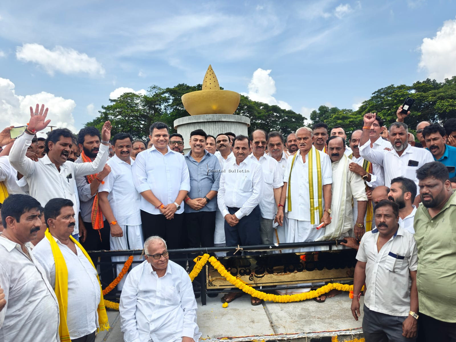 ಬಂಟ್ವಾಳ :ಬ್ರಹ್ಮಶ್ರೀ ನಾರಾಯಣಗುರು ವೃತ್ತ ಲೋಕಾರ್ಪಣೆ. ನಾರಾಯಣ ಗುರುಗಳು ನಮ್ಮೆಲ್ಲರ ಹೃದಯದಲ್ಲಿ ನೆಲೆಸಲಿ: ಕ್ಯಾಪ್ಟನ್ ಬ್ರಿಜೇಶ್ ಚೌಟ