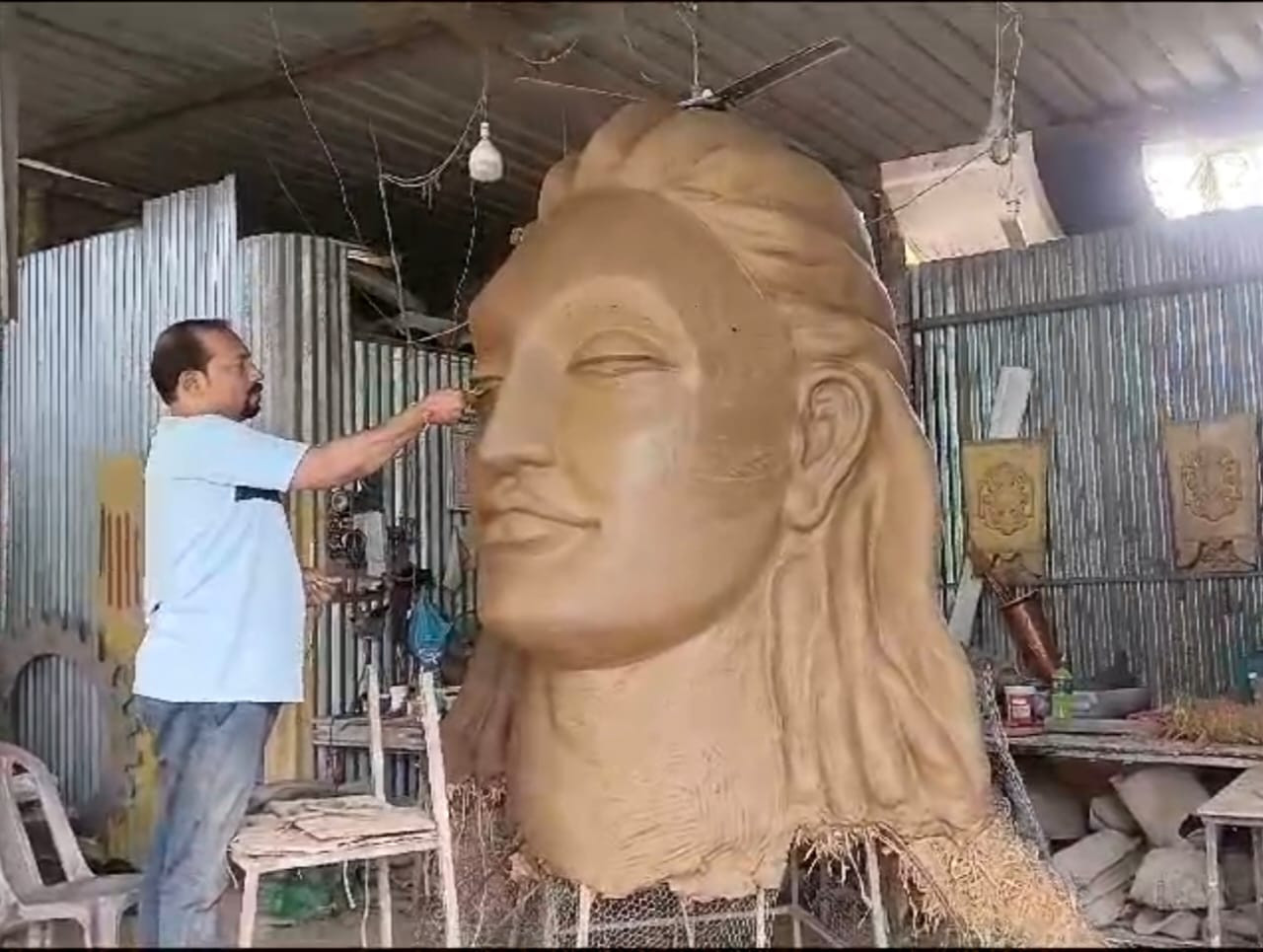 ಕಲಾ ಸಾಧಕ ಮನೋಜ್ ಕನಪಾಡಿ ಕೈ ಚಳಕದಲ್ಲಿ  ದಸರಾ ಸಂಭ್ರಮಕ್ಕೆ ಸಜ್ಜಾಗುತ್ತಿದೆ ಆದಿಯೋಗಿ!