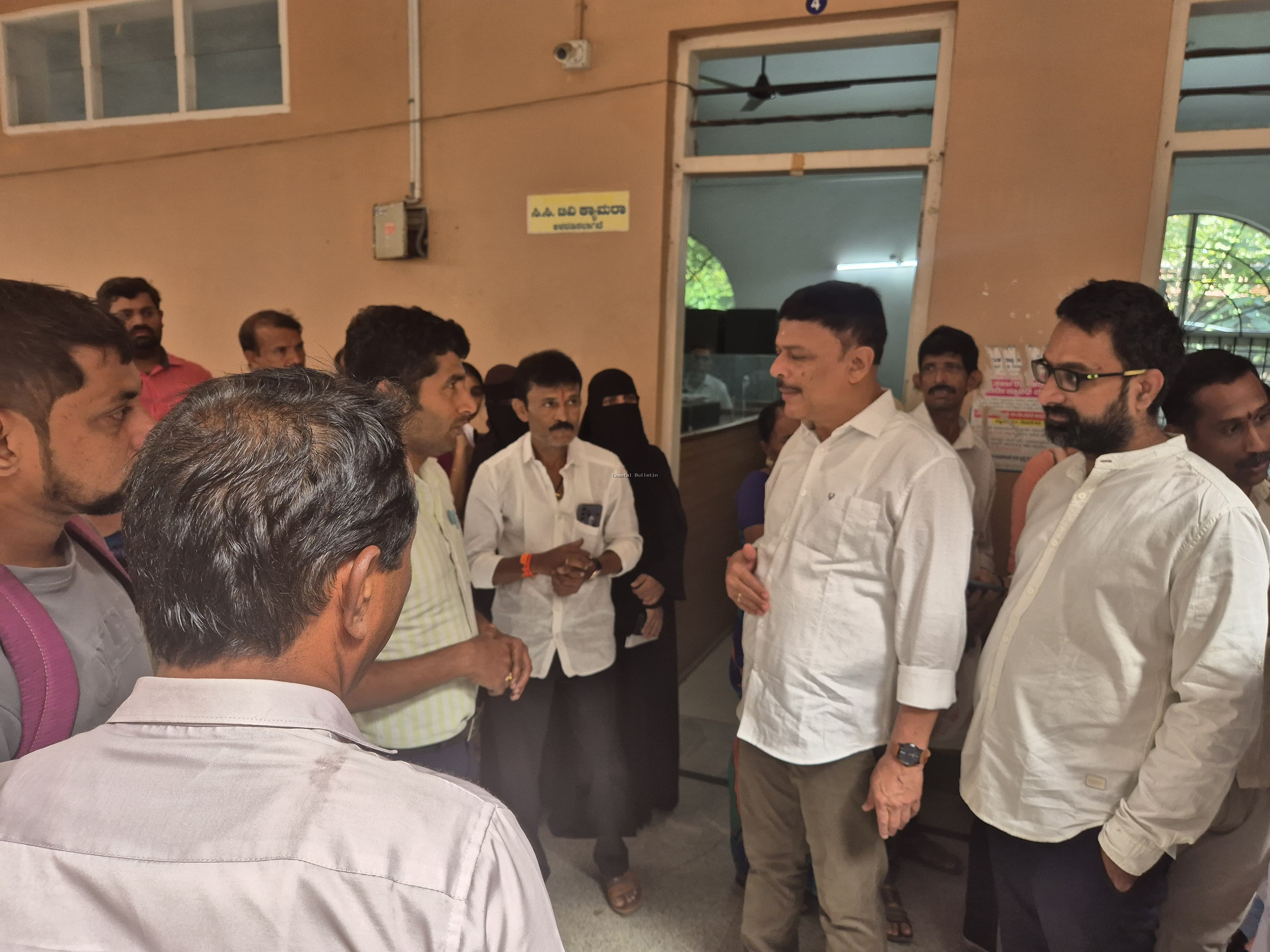 ಬಿ ಸಿ ರೋಡ್ :ಆಡಳಿತ ಸೌಧದ ಆಹಾರ ಶಾಖೆಗೆ ಶಾಸಕ ರಾಜೇಶ್ ನಾಯ್ಕ್  ದಿಡೀರ್ ಬೇಟಿ.