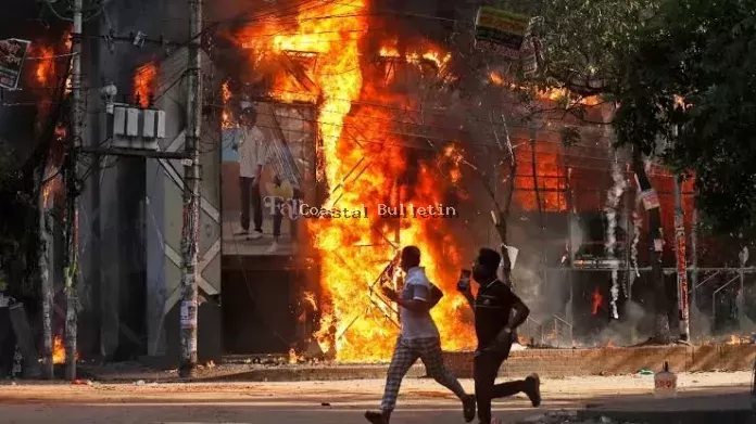 ಬಾಂಗ್ಲಾದೇಶ: ಶೇಖ್ ಹಸೀನಾ ರಾಜೀನಾಮೆಗೆ ಒತ್ತಾಯಿಸಿ ಪ್ರತಿಭಟನೆ, ಹಿಂಸಾಚಾರ, 100 ಮಂದಿ ಸಾವು  ಹಿಂದೂ ದೇವಾಲಯ ಹಾಗೂ ಮನೆಗಳು ಹೋರಾಟಗಾರರ ಟಾರ್ಗೆಟ್!
