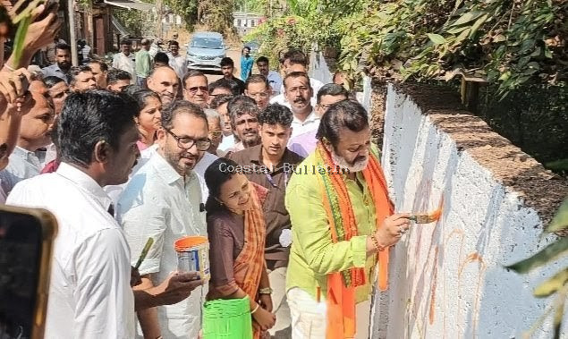 ಕೇಂದ್ರ ಸಚಿವ ಸುರೇಶ್ ಗೋಪಿ ಕುಂಬಳೆಗೆ ಭೇಟಿ; ಬಿಜೆಪಿ ಅಭ್ಯರ್ಥಿ ಕೆ. ಸುರೇಂದ್ರನ್ ಪರ ಗೋಡೆಬರಹ