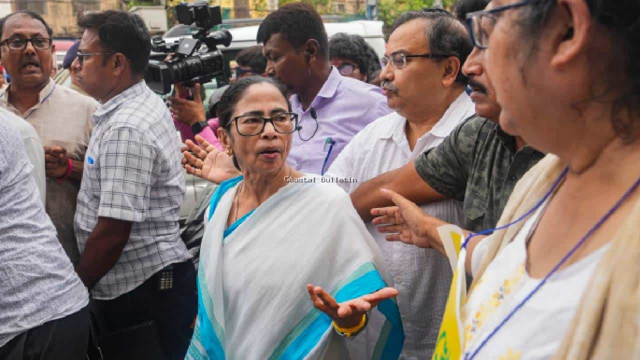 ಟಿಎಂಸಿಯಲ್ಲಿ ಬಂಡಾಯ; ಫಿರ್ಹಾದ್ ಹಕೀಮ್ ಸೇರಿದಂತೆ 8 ಶಾಸಕರನ್ನು ಉಚ್ಛಾಟಿಸಿದ ಮಮತಾ ಬ್ಯಾನರ್ಜಿ