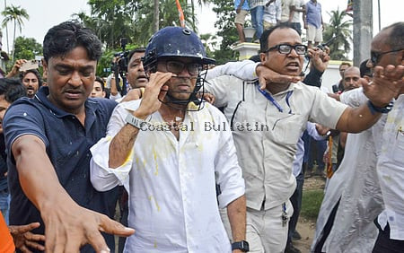 ದೀದಿ ಅಳಿಯ, ಎಂಪಿ ಅಭಿಷೇಕ್ ಬ್ಯಾನರ್ಜಿಗೆ ಮೊಟ್ಟೆ ಏಟು &ndash; ಸುತ್ತುವರಿದು ಹಲ್ಲೆ