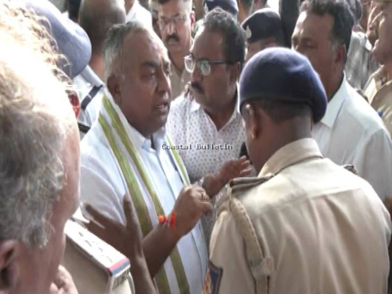 ಚಾಮುಂಡಿ ಚಲೋ ಪಾದಯಾತ್ರೆಗೆ ಪೊಲೀಸರ ತಡೆ &ndash; ಬಿಜೆಪಿ, ಹಿಂದೂ ಕಾರ್ಯಕರ್ತರು ವಶಕ್ಕೆ