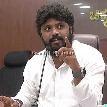 ತೋಳು ತಟ್ಟಿ ಮೀಸೆ ತಿರುವಿದ ಶಾಸಕ ಪ್ರದೀಪ್ ಈಶ್ವರ್ ಮೇಲೆ ಚಪ್ಪಲಿ ಎಸೆತ