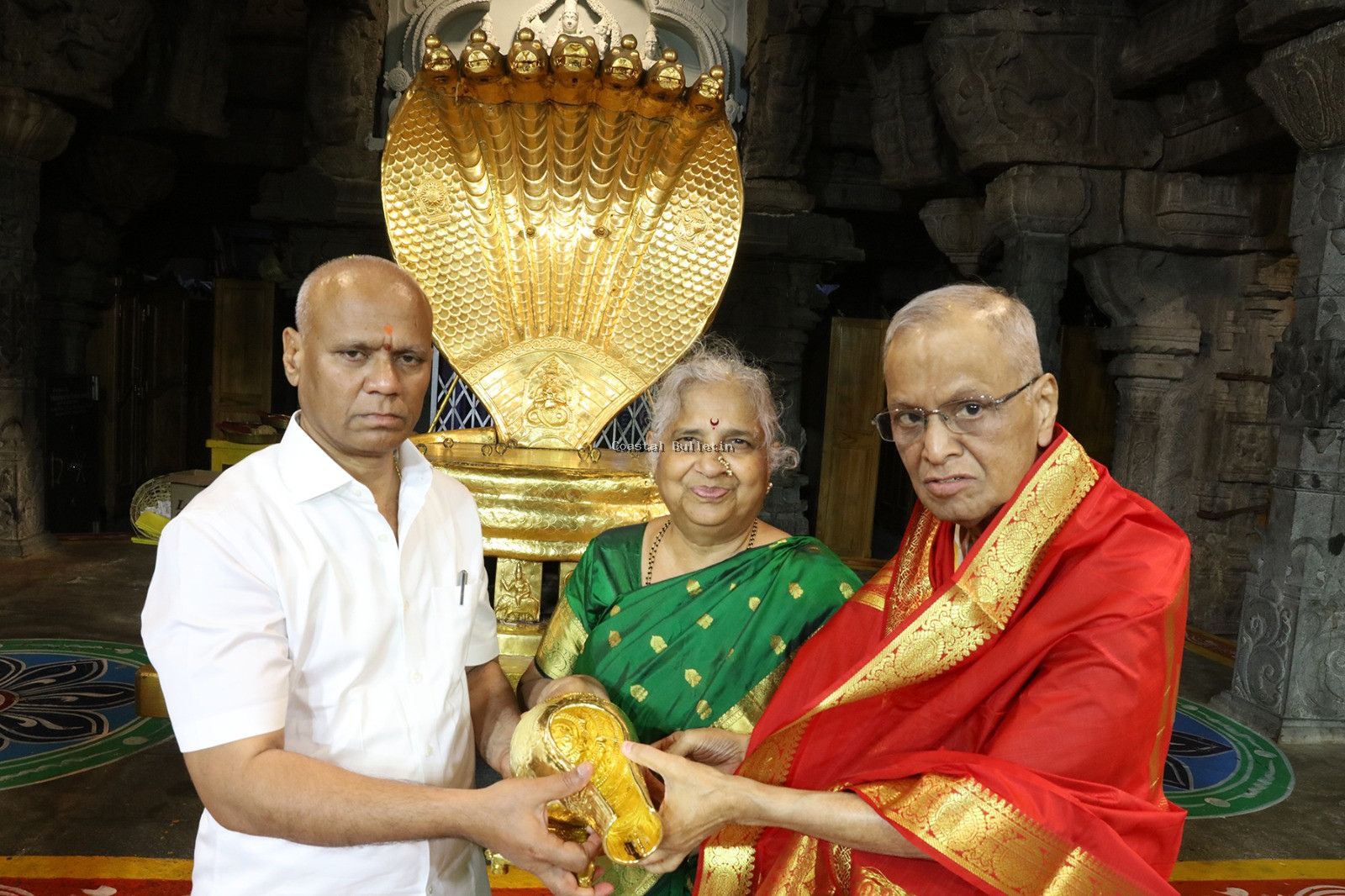 ತಿರುಪತಿಗೆ ಬಂಗಾರದ ಶಂಖವನ್ನು ಕಾಣಿಗೆ ನೀಡಿದ ಇನ್ಫೋಸಿಸ್ ನಾರಾಯಣಮೂರ್ತಿ ದಂಪತಿ 